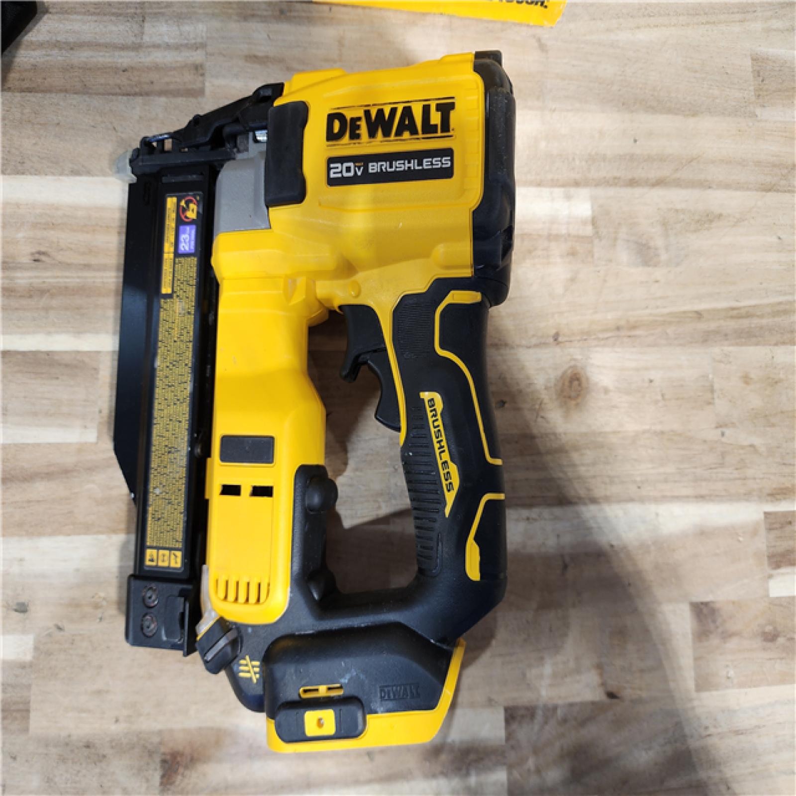 HOUSTON LOCATION - AS-IS DEWALT ATOMIC 20V MAX Lithium Ion Cordless 23 Gauge Pin Nailer Kit