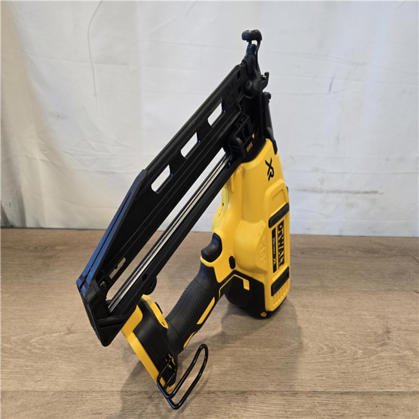 AS-IS DEWALT 20V MAX XR 16-Gauge Electric Cordless Angled Finishing Nailer Kit