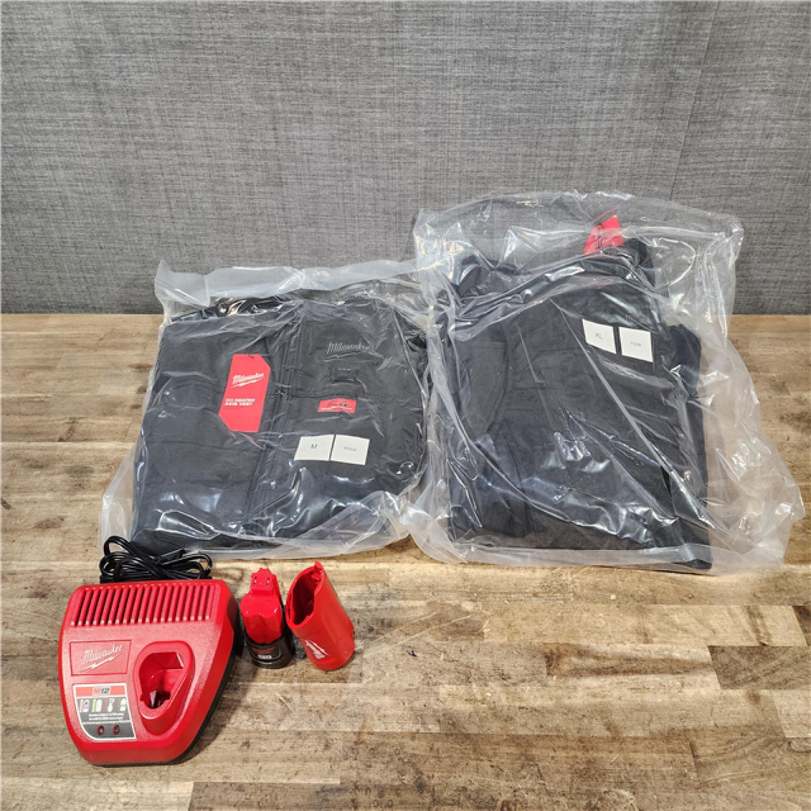 HOUSTON LOCATION - AS-IS MILWAUKEE 2 HEATED CLOTHING COMBO KIT