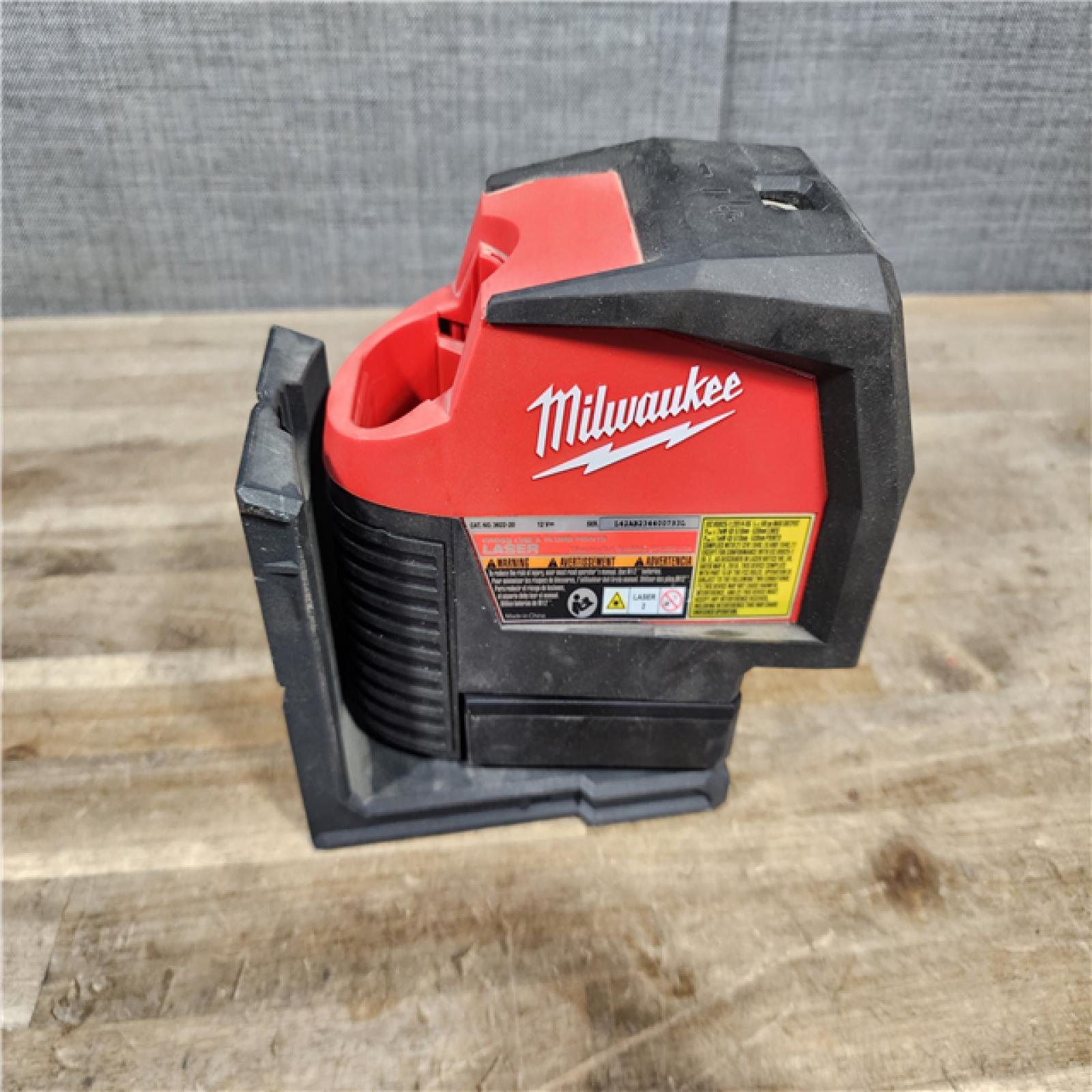 HOUSTON LOCATION - AS-IS Milwaukee Green 125 Ft. Cross Line and Plumb Points Laser Level Kit