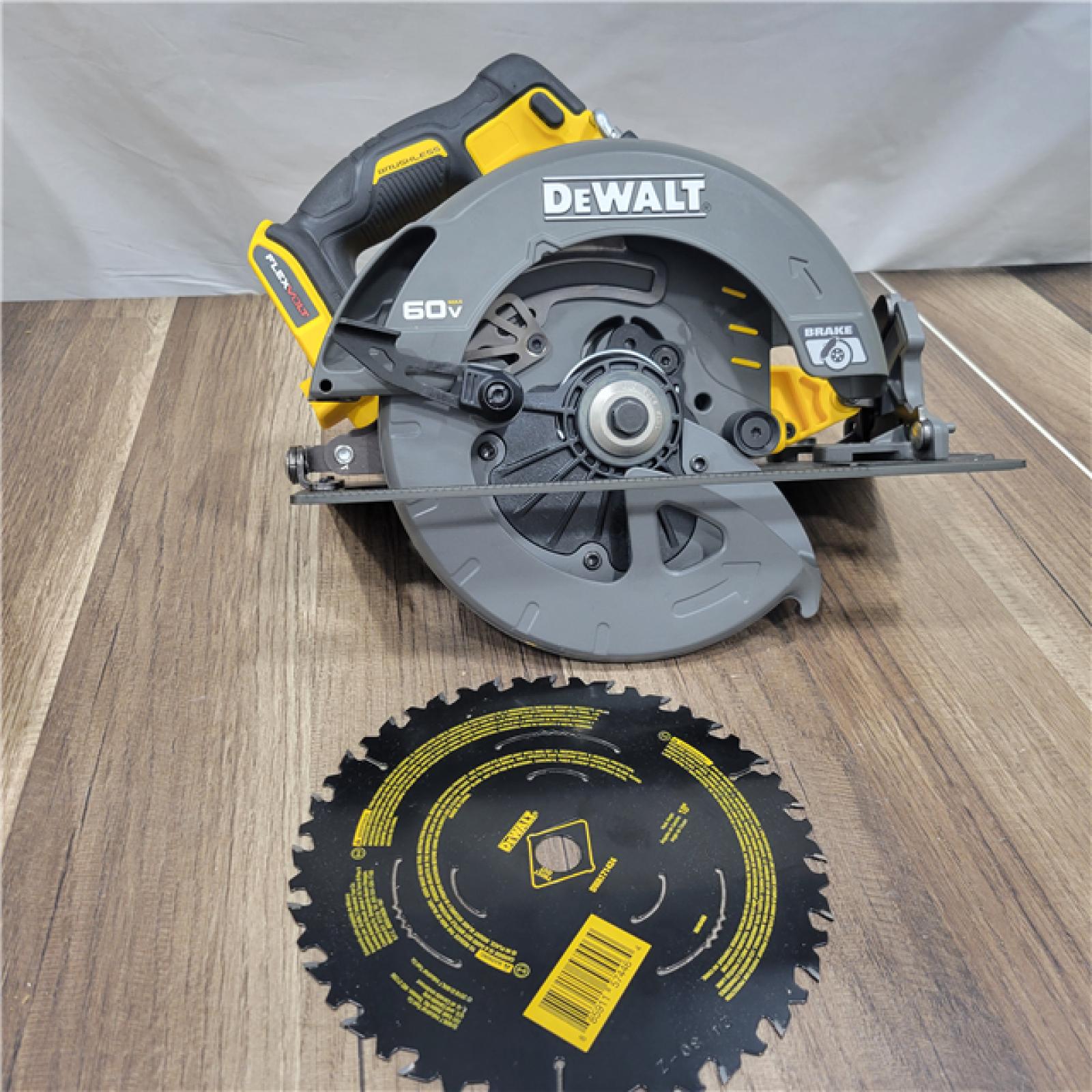 GOOD DeWALT Flexvolt Max 7-1/4  60V Brushless Circular Saw DCS578B (Bare Tool)