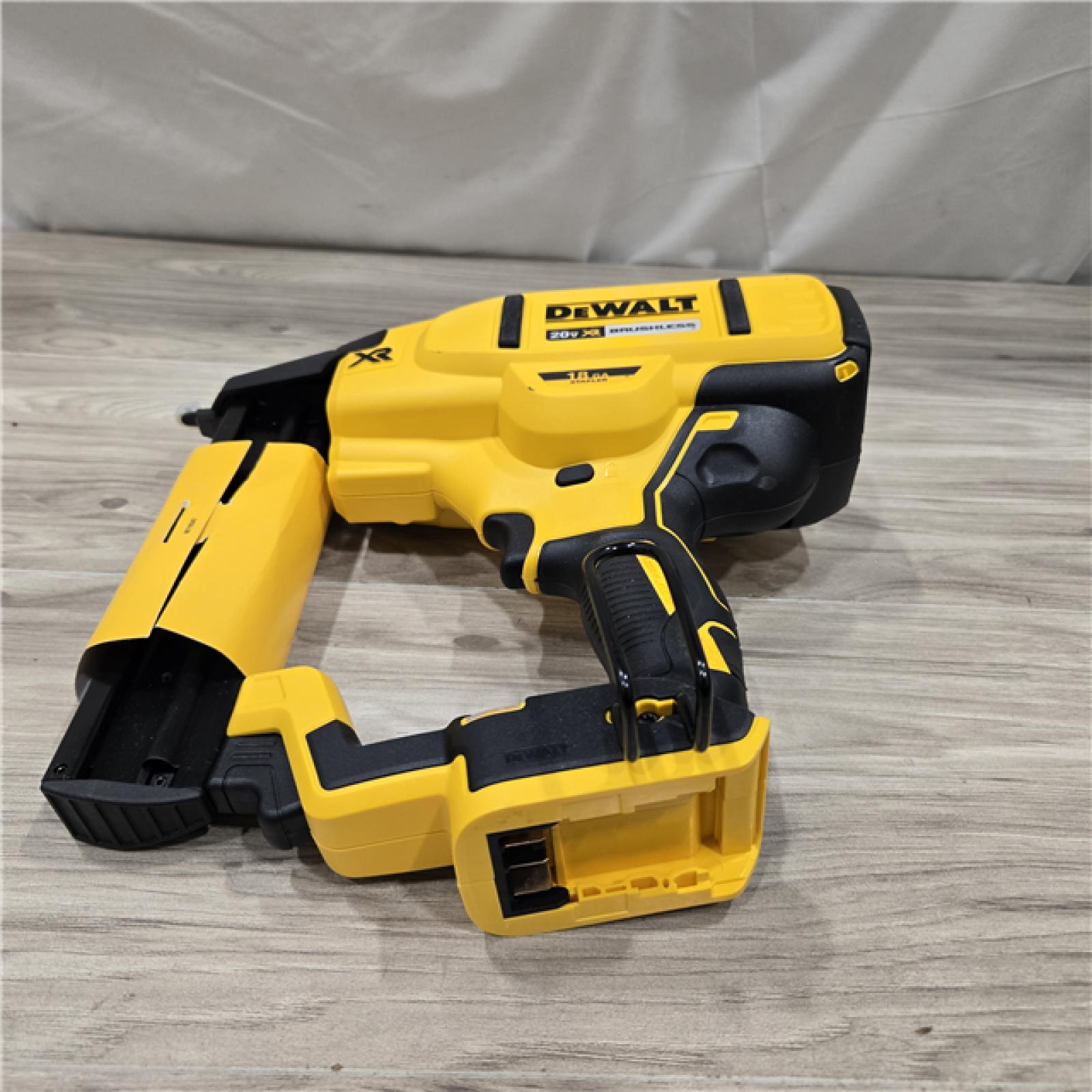 AS-IS DeWALT DCN681D1 20V MAX 18ga Cordless Narrow Crown Stapler Kit\