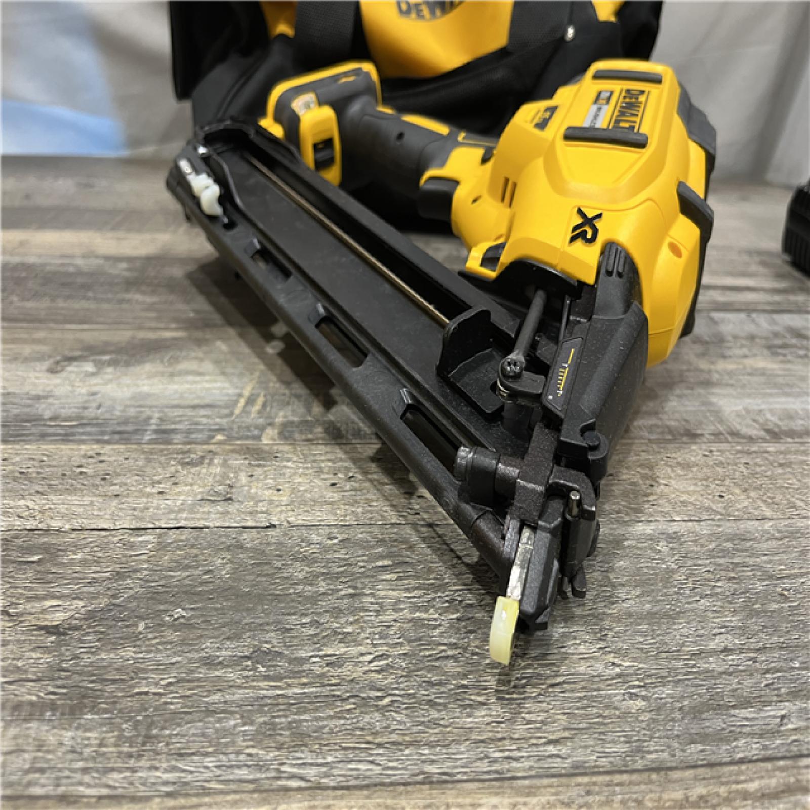 AS-IS DEWALT 20V MAX XR Lithium-Ion Cordless 2-1/2 in. 15-Gauge Finish Nailer Kit