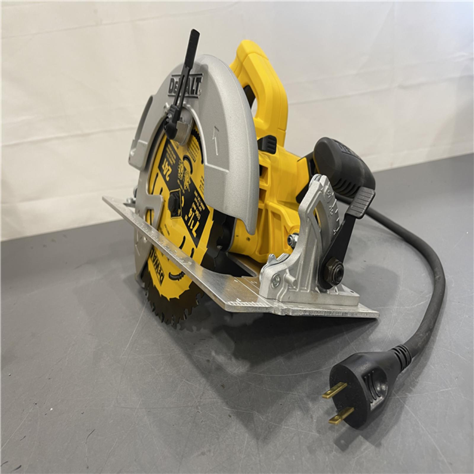 AS-IS - DeWalt 15 Amps 7-1/4 in. Corded Brushed Circular Saw