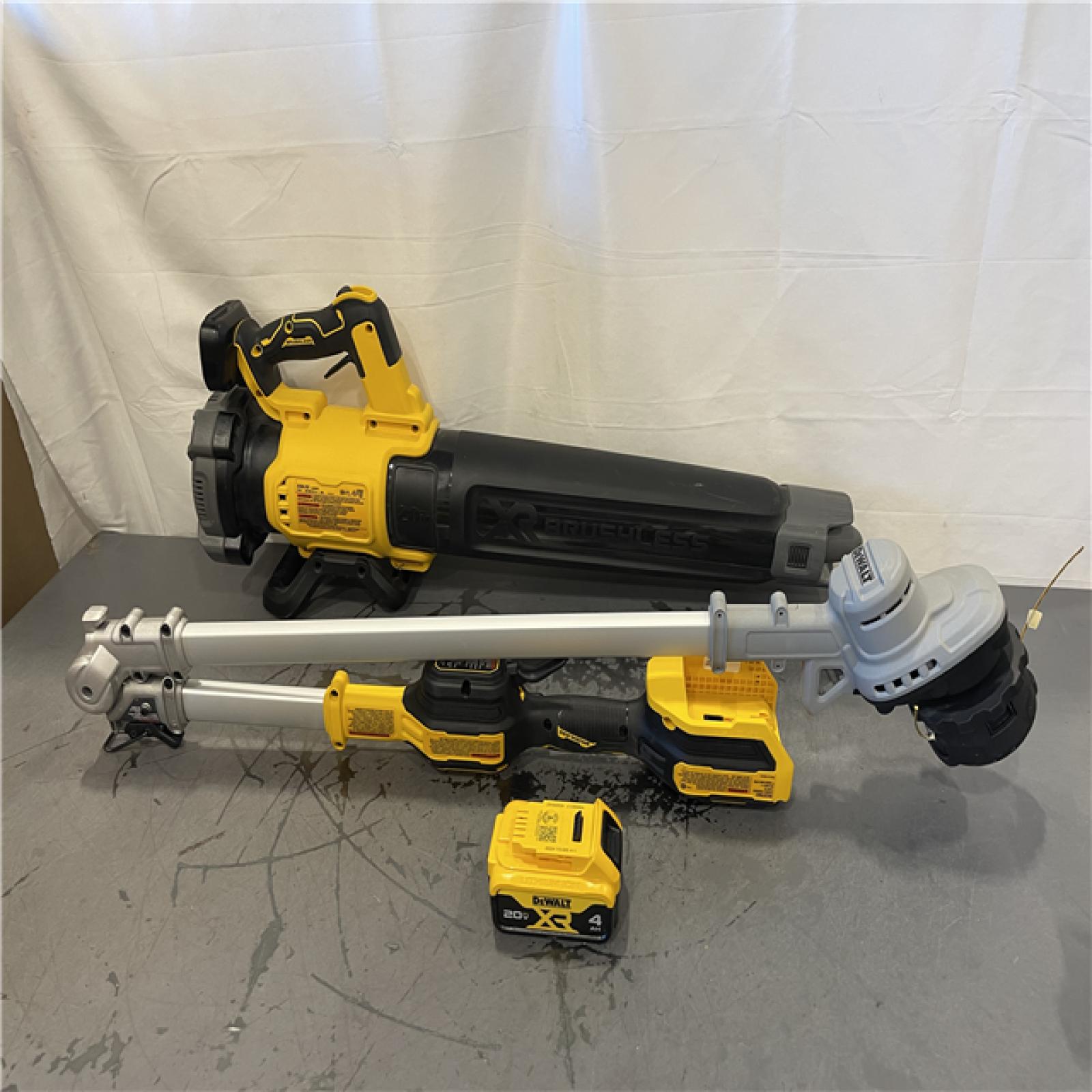AS-IS - DEWALT 20V MAX Cordless Battery Powered String Trimmer & Blower Combo Kit