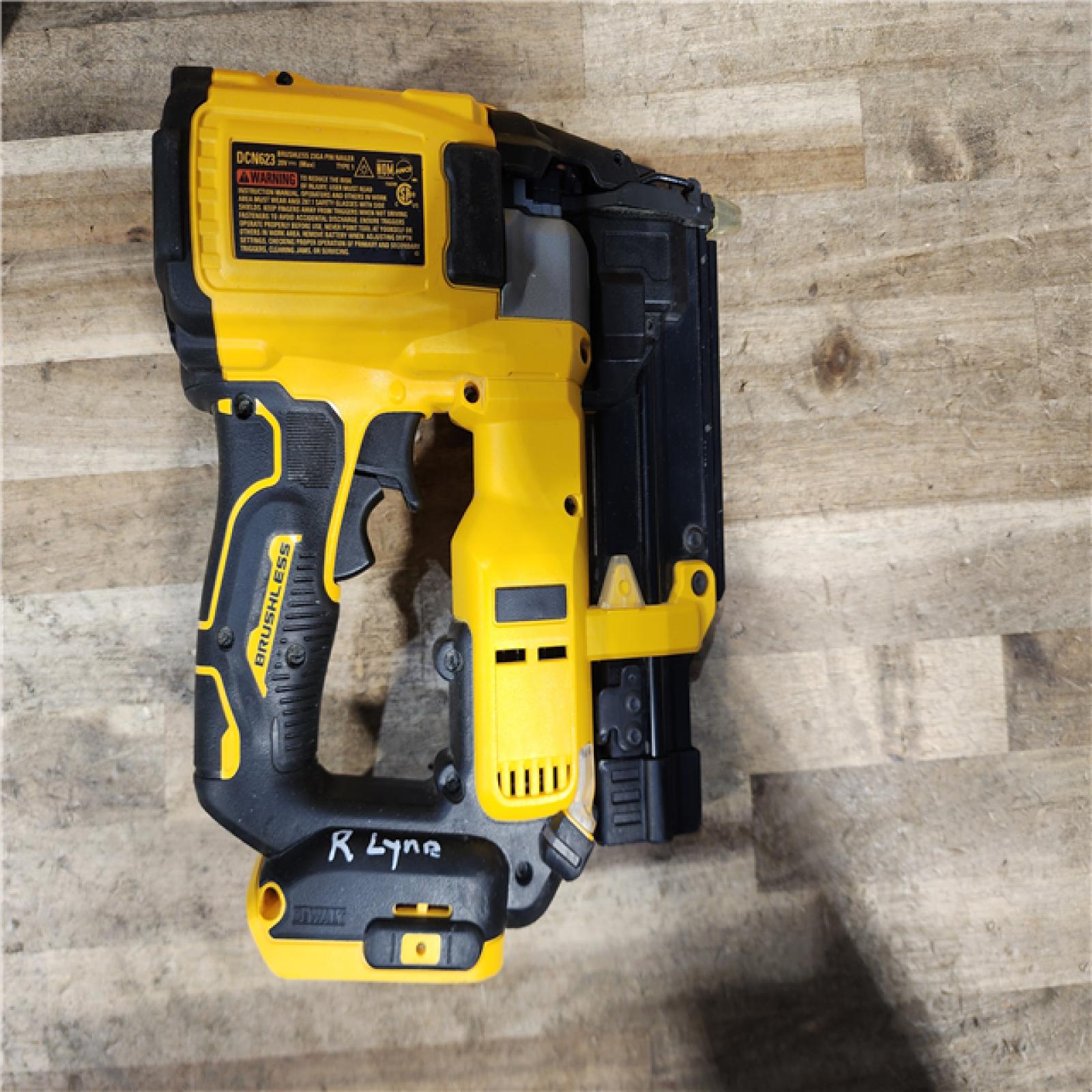 HOUSTON LOCATION - AS-IS DEWALT ATOMIC 20V MAX Lithium Ion Cordless 23 Gauge Pin Nailer Kit
