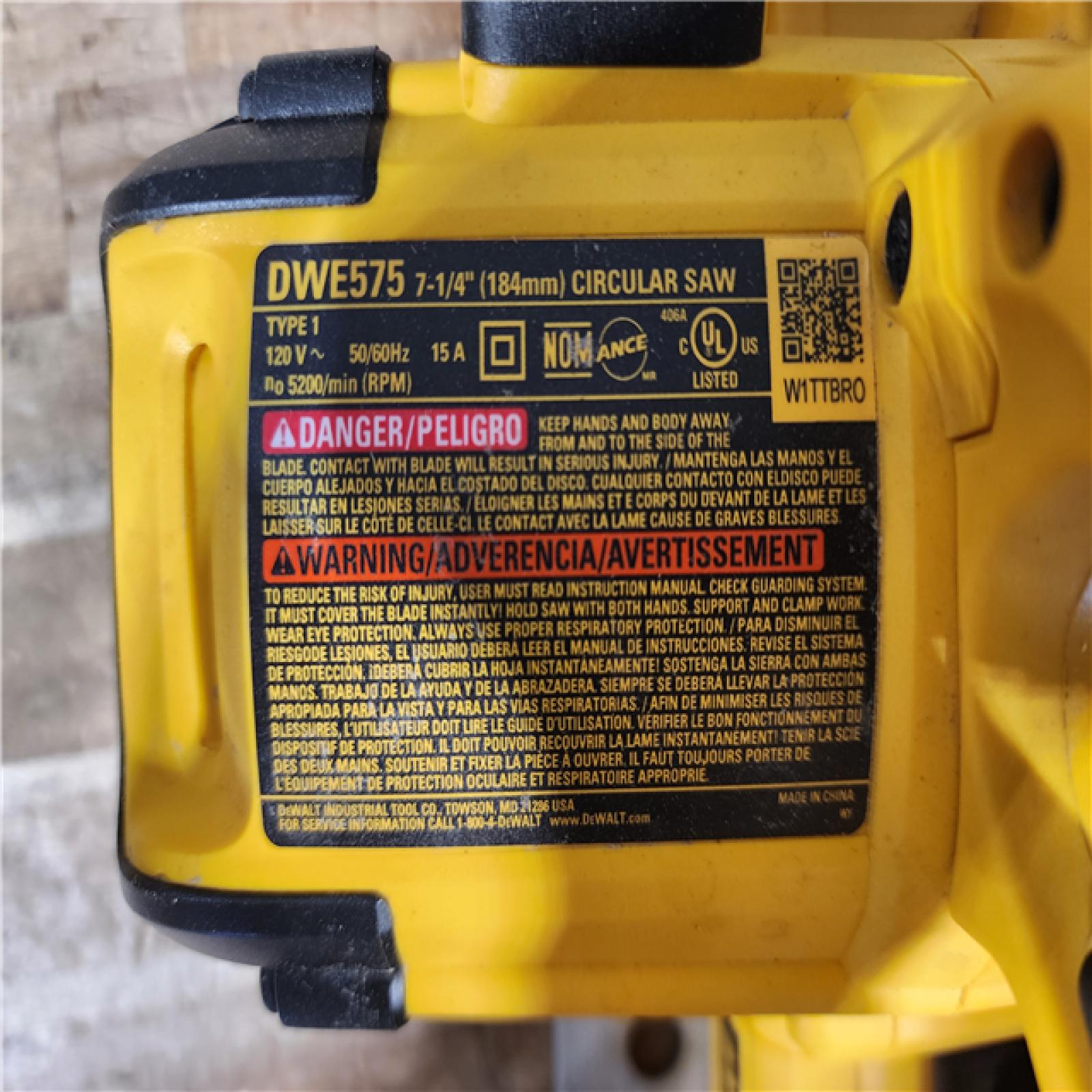 HOUSTON LOCATION - AS - IS DEWALT 15 Amp Corded 7-1/4 in. Lightweight Circular Saw