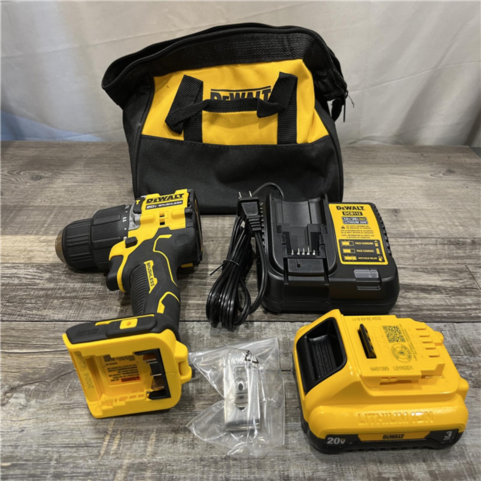 LIKE NEW - DEWALT ATOMIC 20V Cordless 1/2 in. Compact Hammer Drill Kit