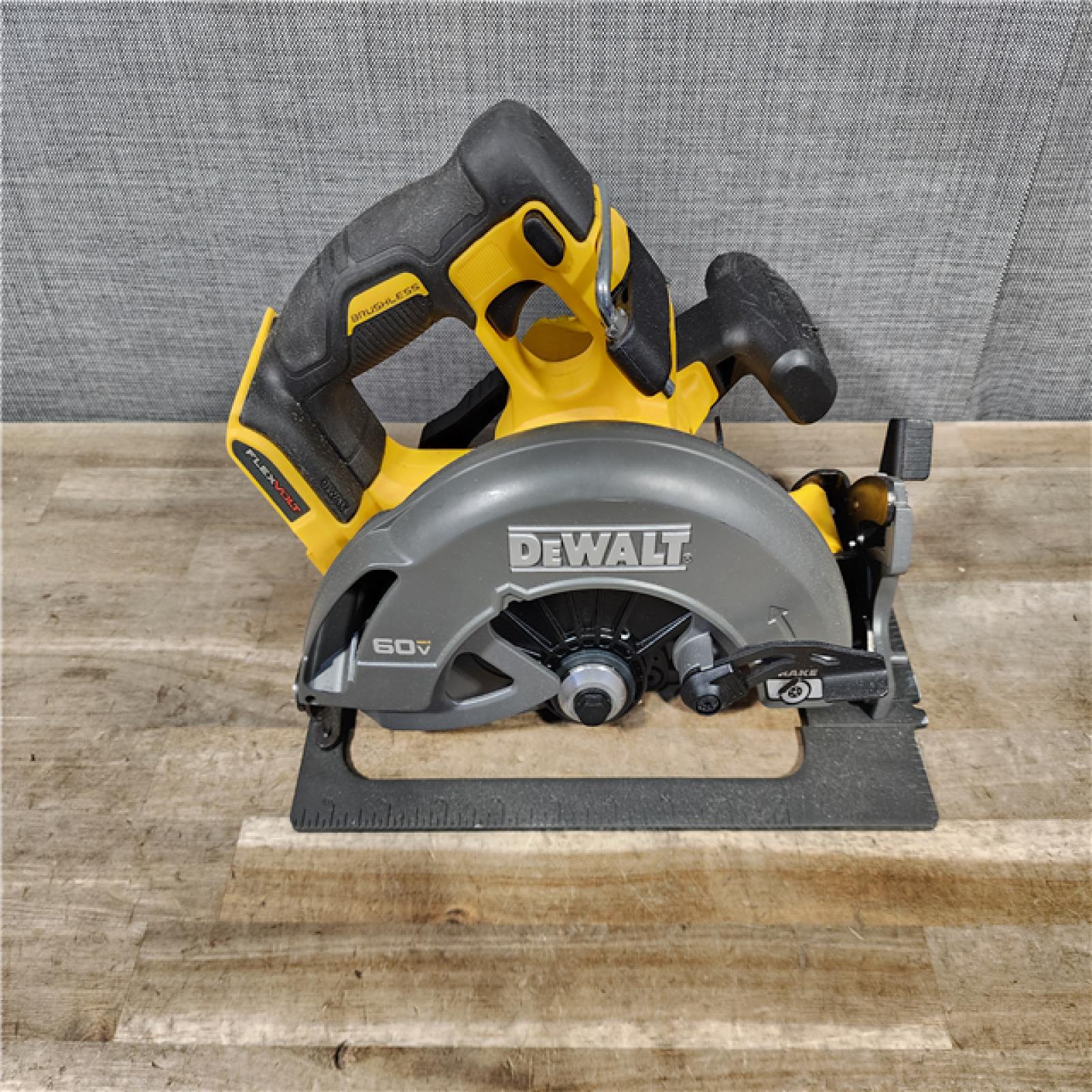 HOUSTON LOCATION - AS-IS DEWALT FLEXVOLT 60V MAX Cordless Brushless 7-1/4 in. Circular Saw with Brake (Tool Only)