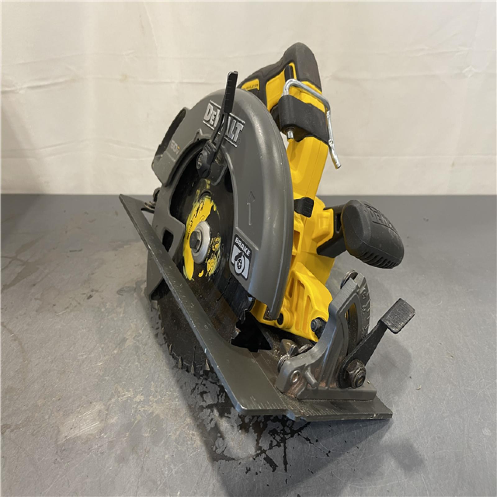 AS-IS - DeWALT FLEXVOLT 60V MAX Cordless Brushless 7-1/4 in. Circular Saw with Brake