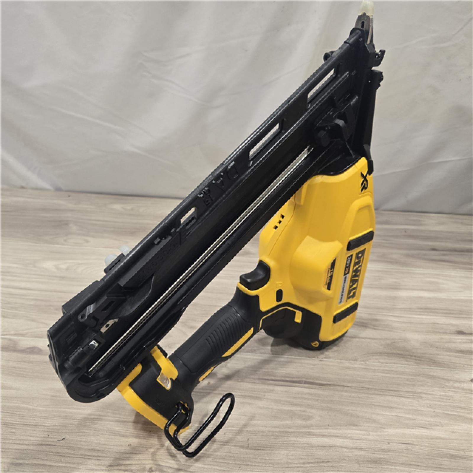 AS-IS DeWalt 15 GA ANGLED FINISH NAILER KIT