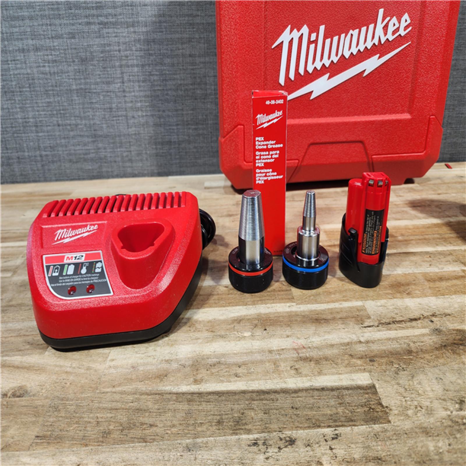 HOUSTON LOCATION - AS - IS Milwaukee Cordless PEX Expansion Tool Kit