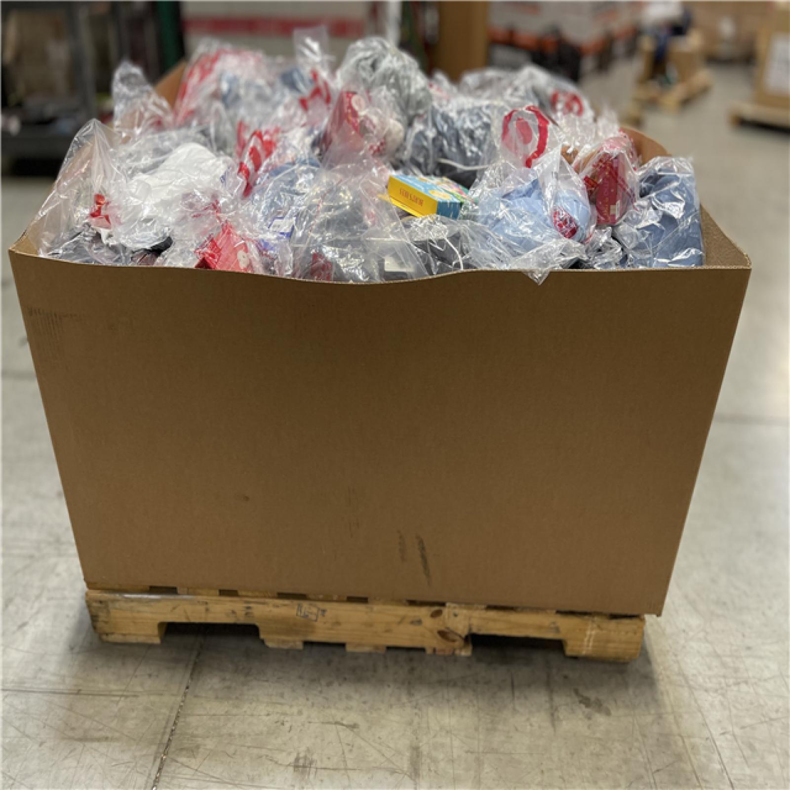 DALLAS LOCATION- NEW! BULLSEYE MIXED APPAREL PALLET- (300 UNITS)