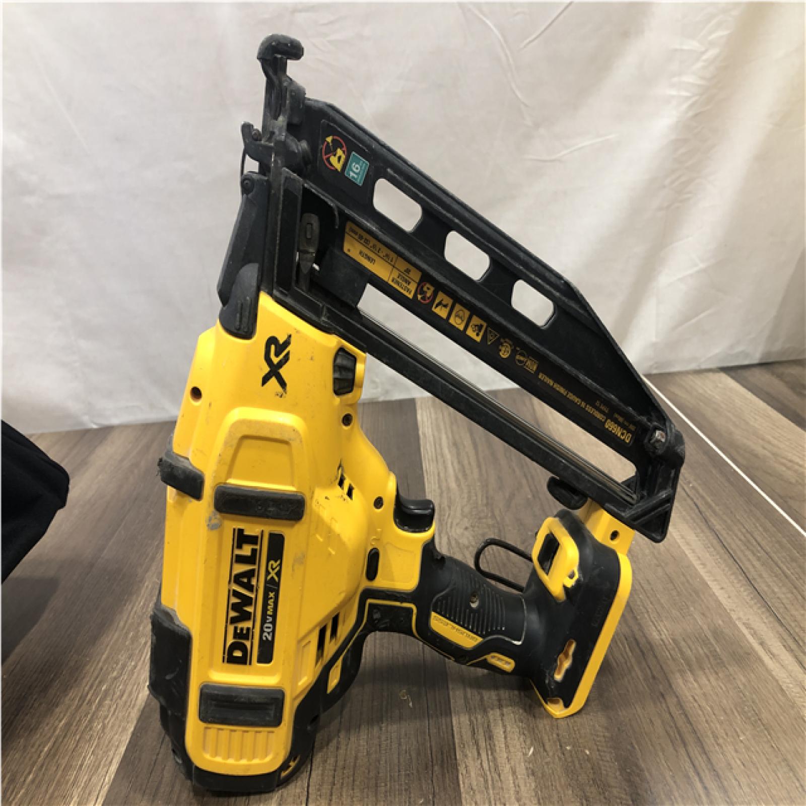 AS- IS DEWALT 20V MAX XR 16-Gauge Electric Cordless Angled Finishing Nailer Kit