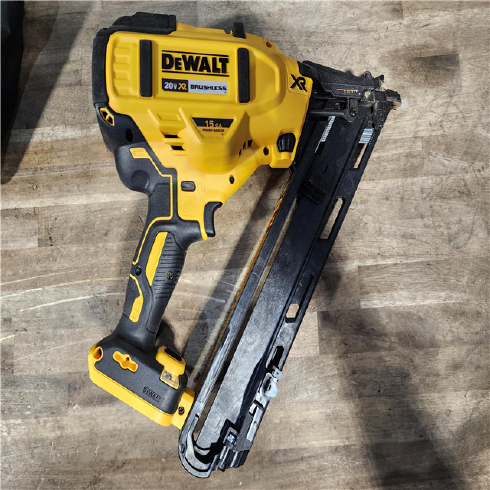 HOUSTON LOCATION - AS-IS DeWalt 15 GA ANGLED FINISH NAILER KIT W/ BATTERY & CHARGER
