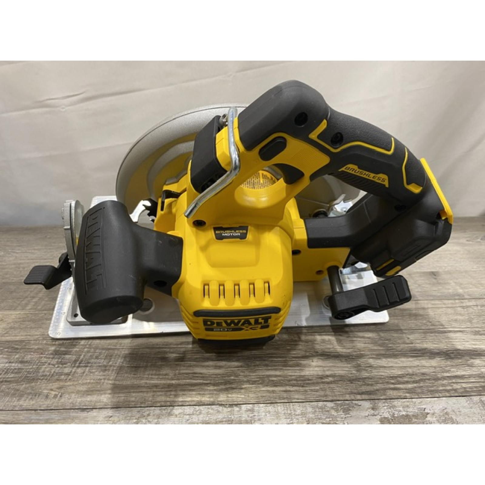 AS-IS DEWALT 20-Volt MAX 7-1/4 in. Cordless Circular Saw (Tool Only)