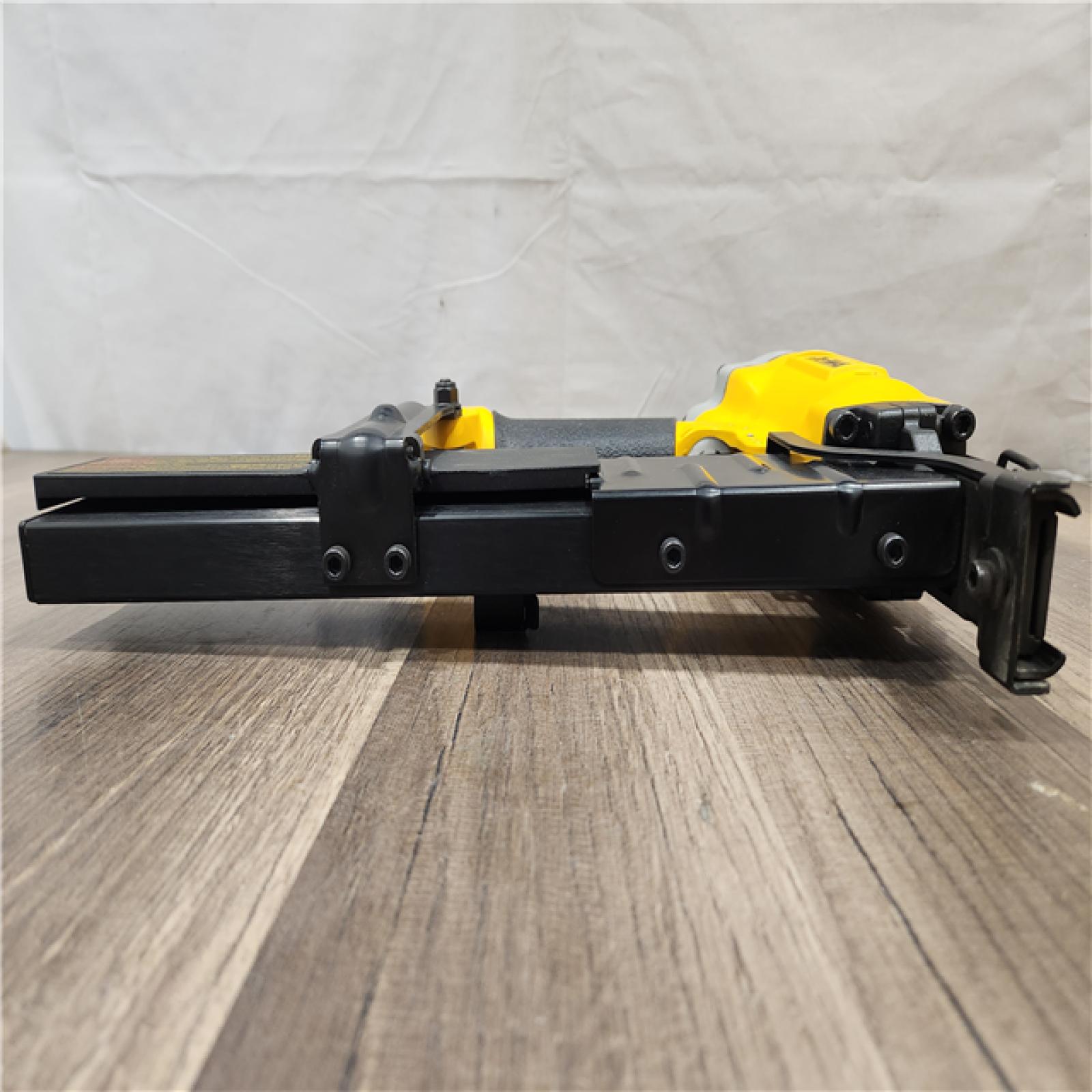 AS-IS- DeWalt DW451S2 16 Gauge 1 Crown 2 Lathing Stapler
