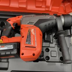 LIKE NEW - Milwaukee FUEL 18V Lithium-Ion Brushless Cordless 1-9/16 in. SDS-Max Rotary Hammer Kit