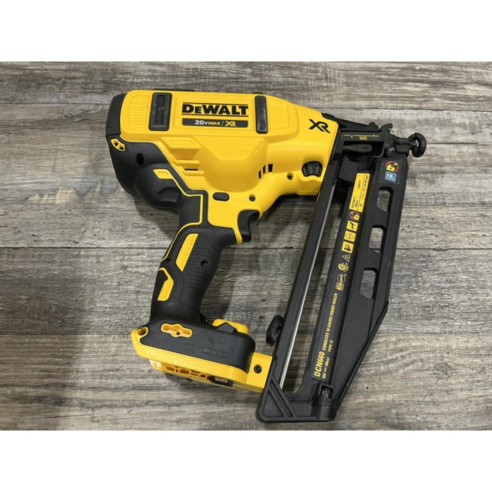 AS-IS DEWALT 20V MAX XR 16-Gauge Electric Cordless Angled Finishing Nailer Kit