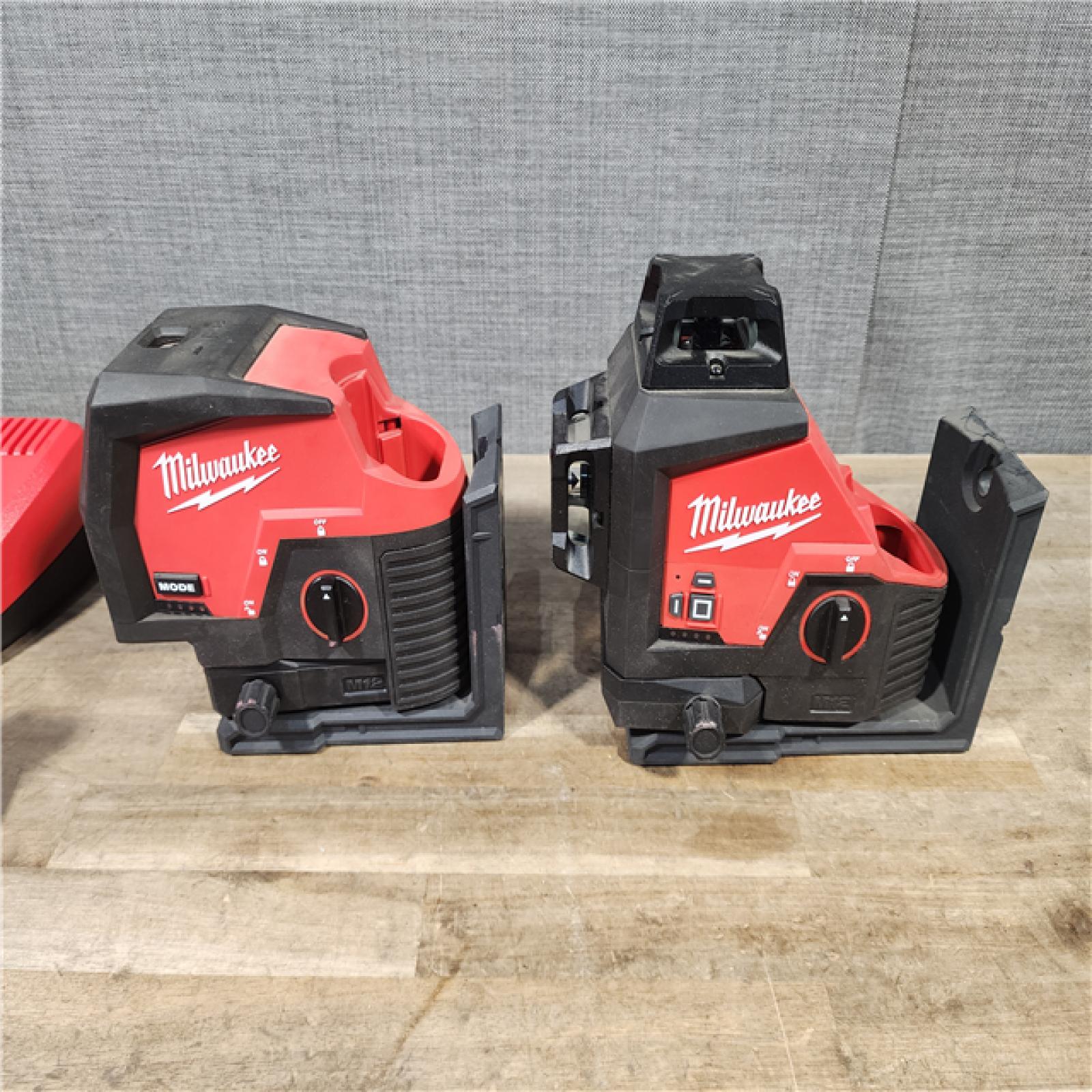 HOUSTON LOCATION - AS-IS MILWAUKEE 2 TOOL COMBO KIT W/ (2) BATTERY & CHARGER