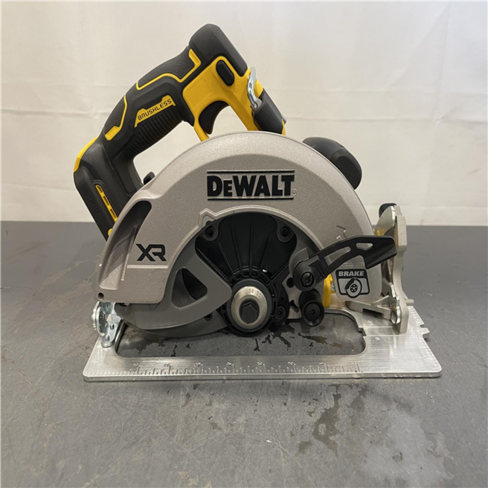 AS-IS - DEWALT 20-Volt MAX 7-1/4 in. Cordless Circular Saw