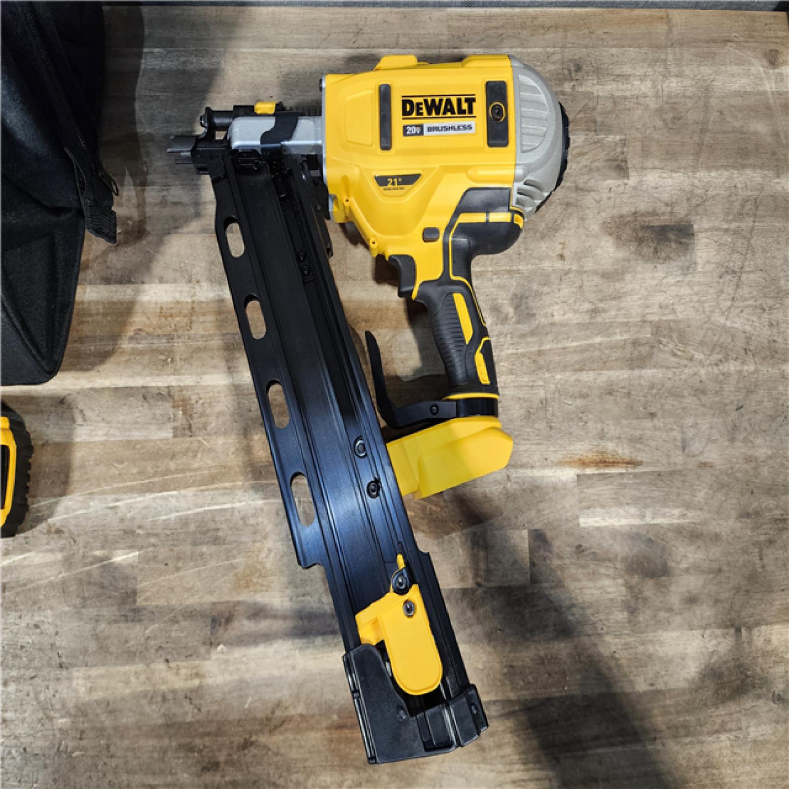 HOUSTON LOCATION - AS-IS DeWalt 20V MAX Collated Cordless Framing Nailer Tool Kit