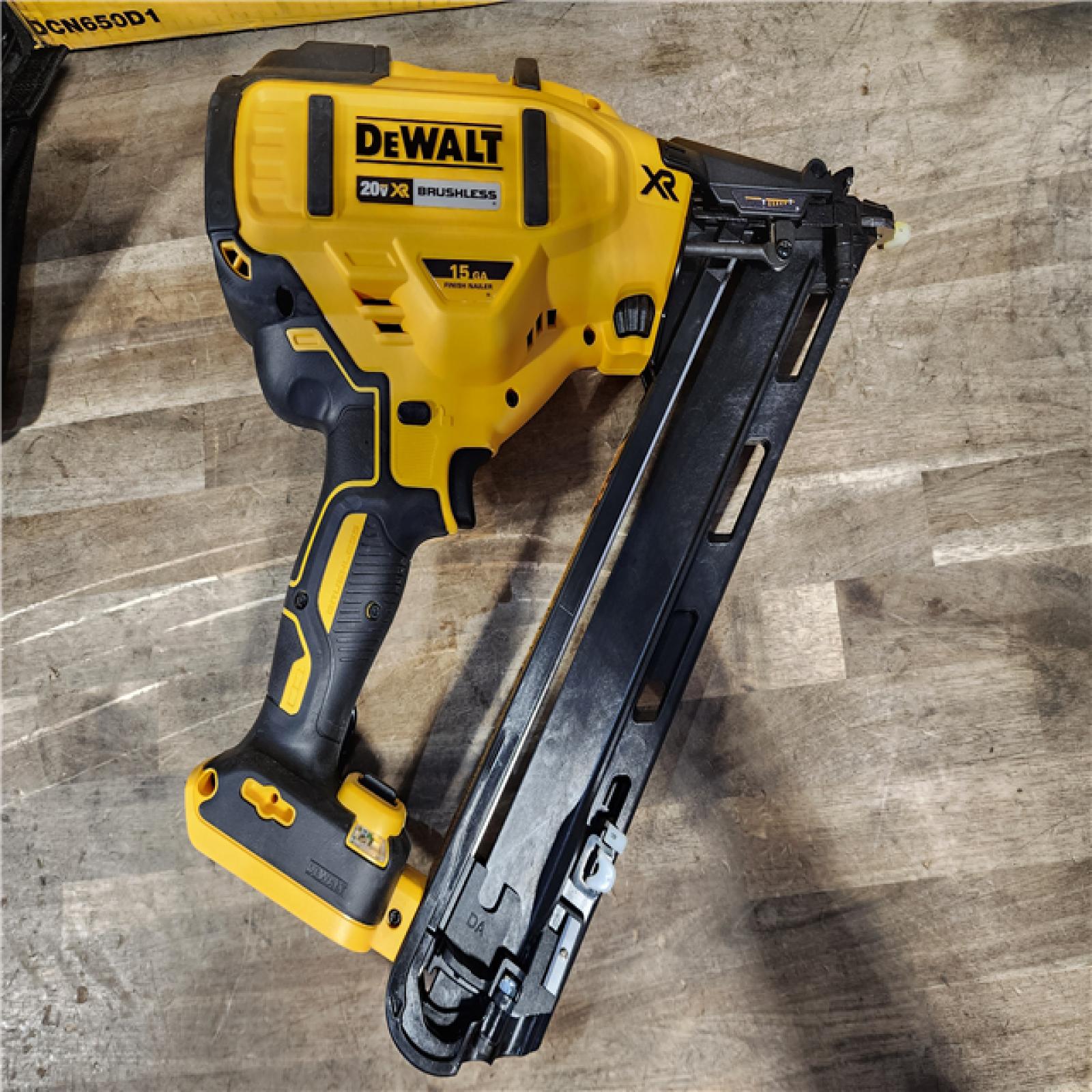 HOUSTON LOCATION - AS-IS DeWalt 15 GA ANGLED FINISH NAILER KIT W/ BATTERY & CHARGER