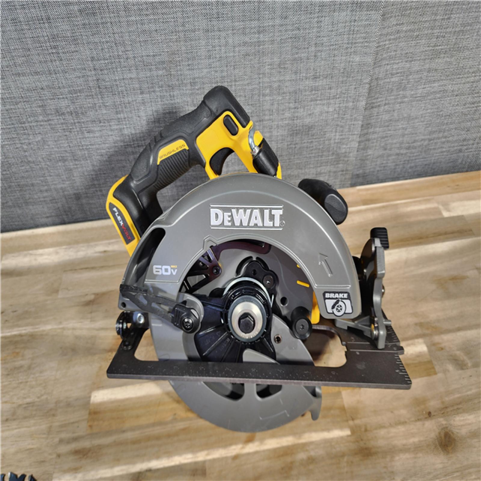 HOUSTON LOCATION - AS-IS DeWALT Flexvolt Max 7-1/4  60V Brushless Circular Saw DCS578B (Bare Tool)