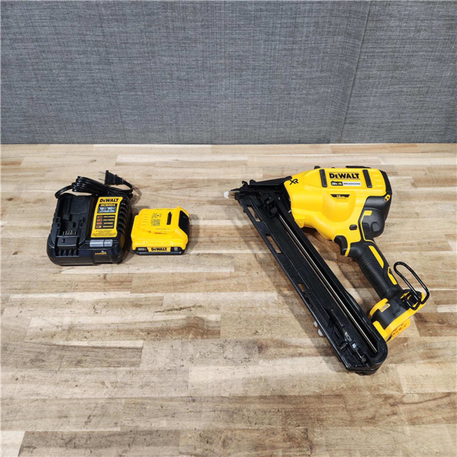 HOUSTON LOCATION - AS-IS DEWALT 20V MAX XR Lithium-Ion Cordless 2-1/2 in. 15-Gauge Finish Nailer Kit