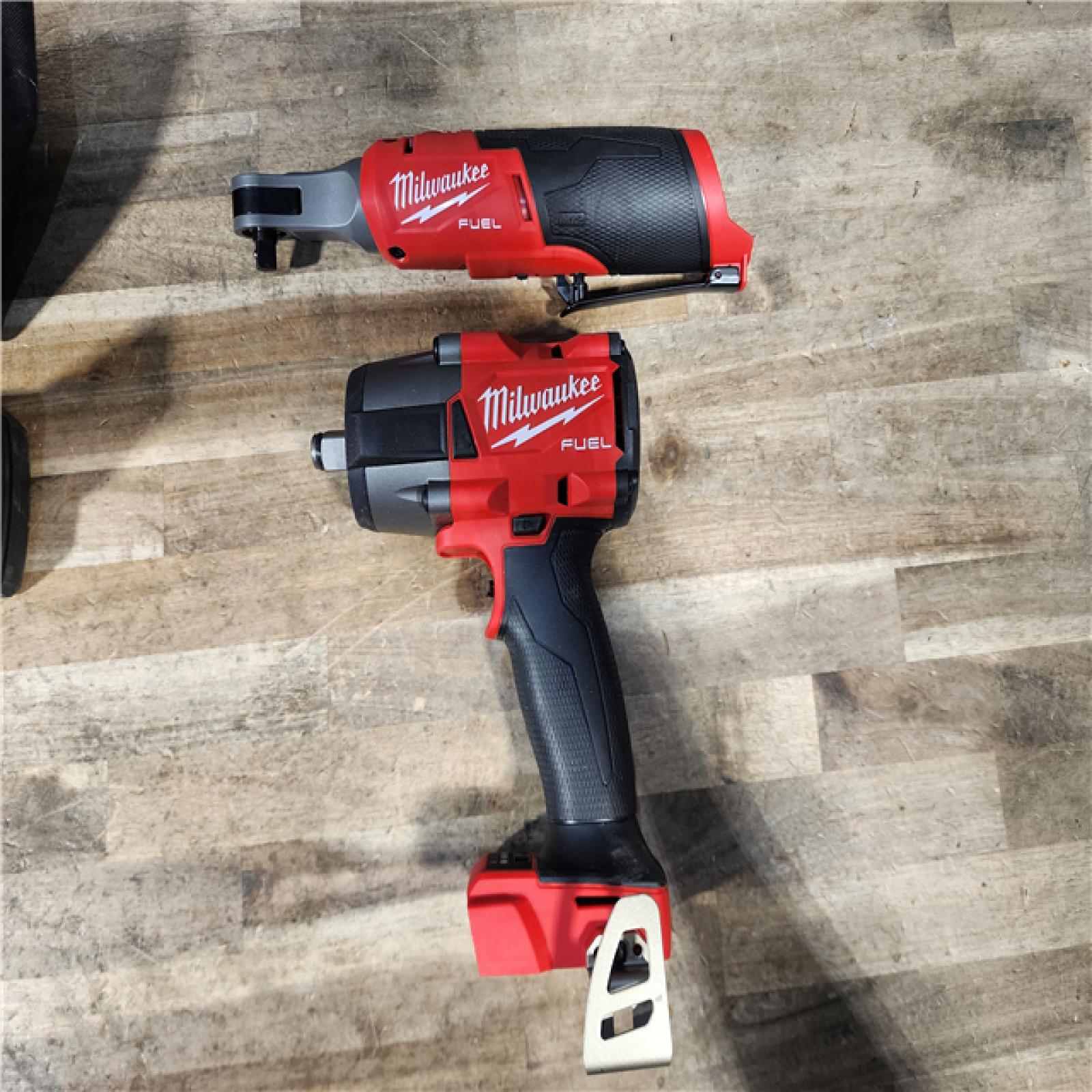HOUSTON LOCATION - AS-IS MILWAUKEE 2 TOOL COMBO KIT W/ (2) BATTERY & CHARGER