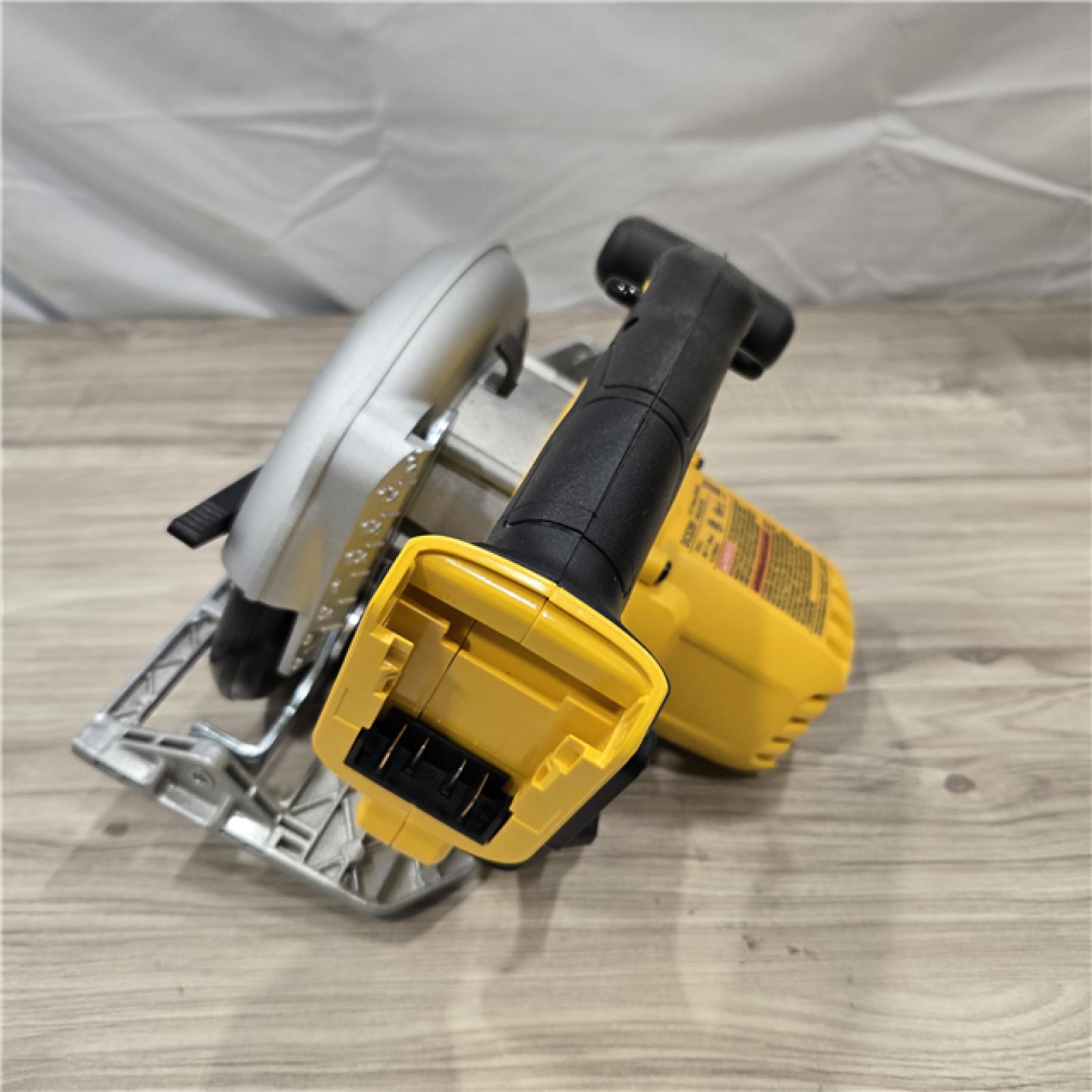 LIKE NEW! - DEWALT 20-Volt MAX Cordless Circular Saw (Tool-Only)