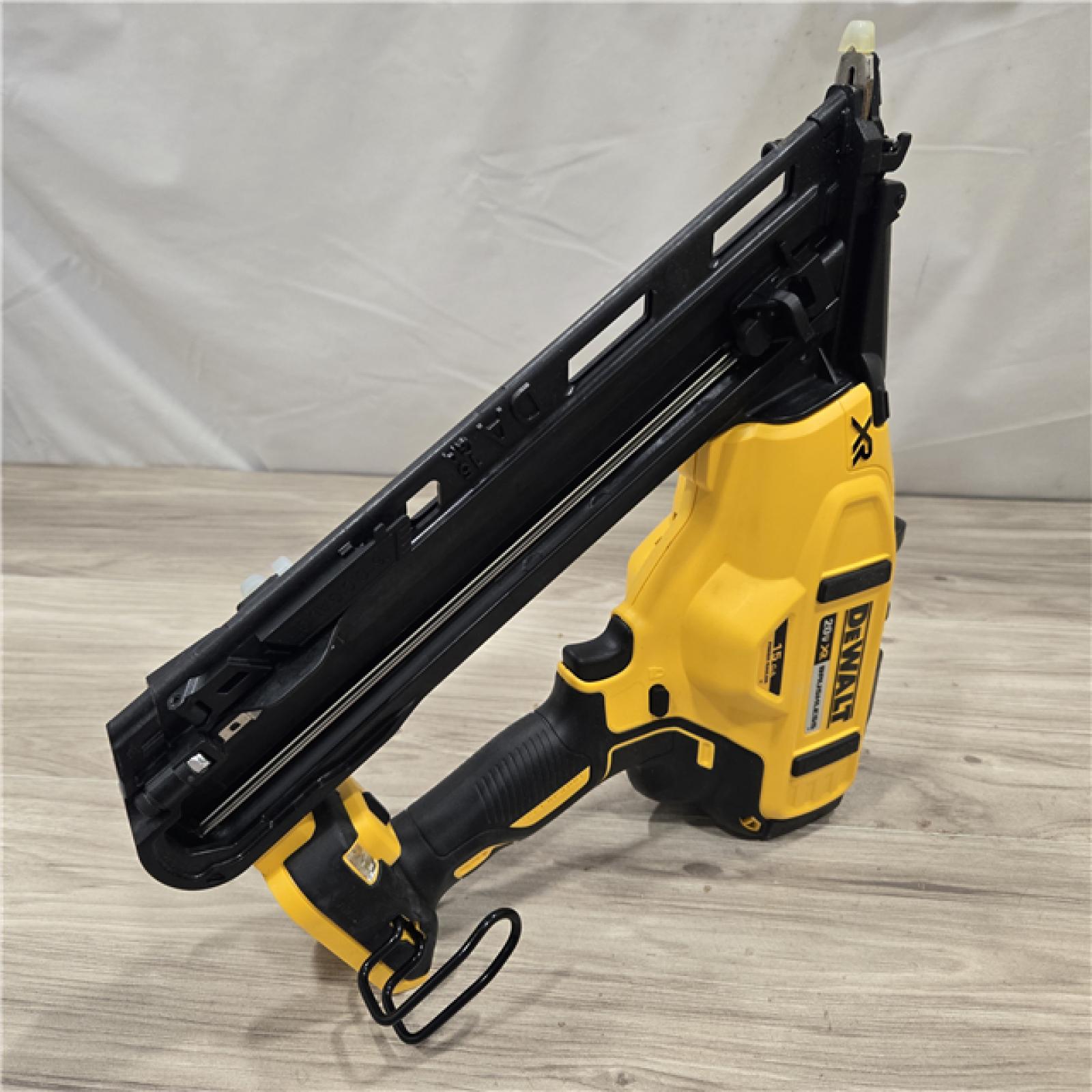 AS-IS DeWalt 15 GA ANGLED FINISH NAILER KIT