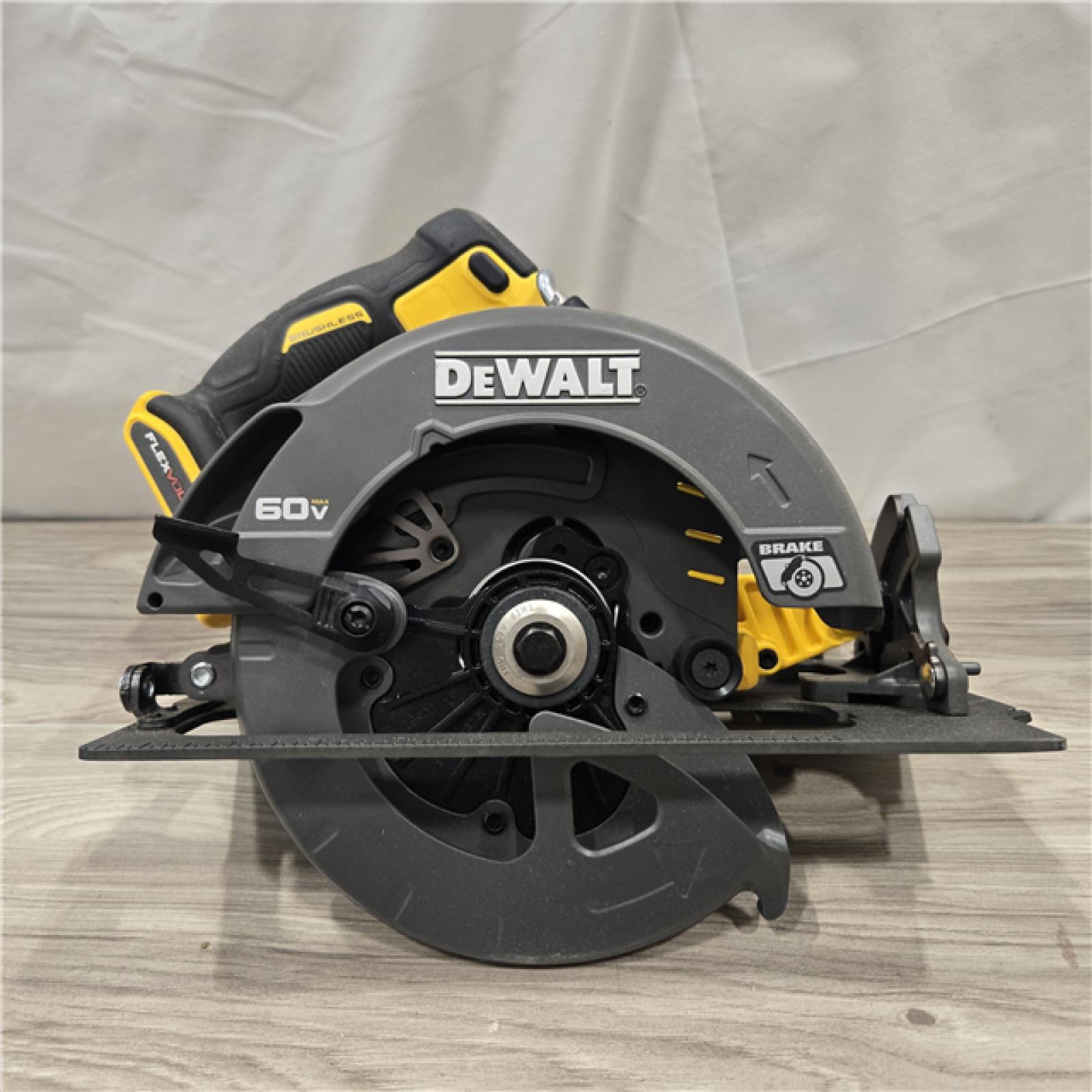AS-IS DeWALT Flexvolt Max 7-1/4 60V Circular Saw (Tool Only)