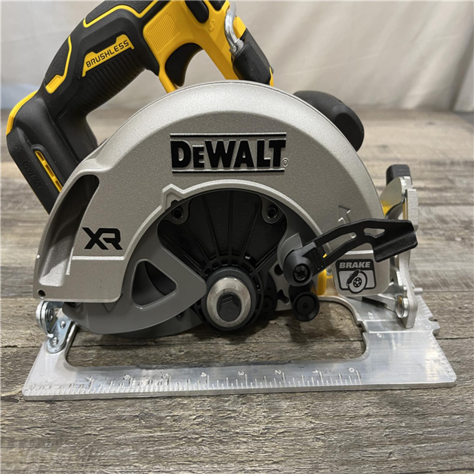 AS-IS DEWALT 20V MAX Lithium-Ion 7-1/4 in. Cordless Circular Saw Kit