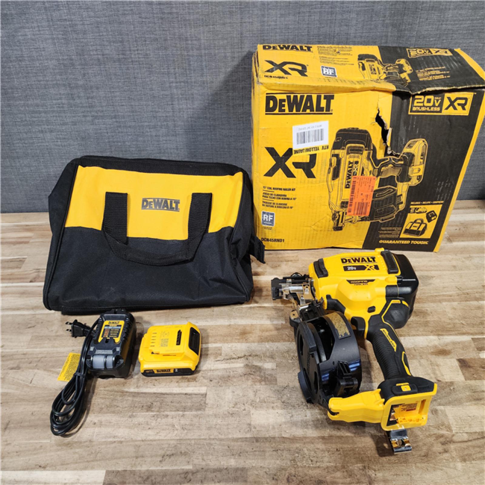 HOUSTON LOCATION - AS-IS DEWALT 20V MAX Lithium-Ion 15-Degree Electric Cordless Roofing Nailer Kit
