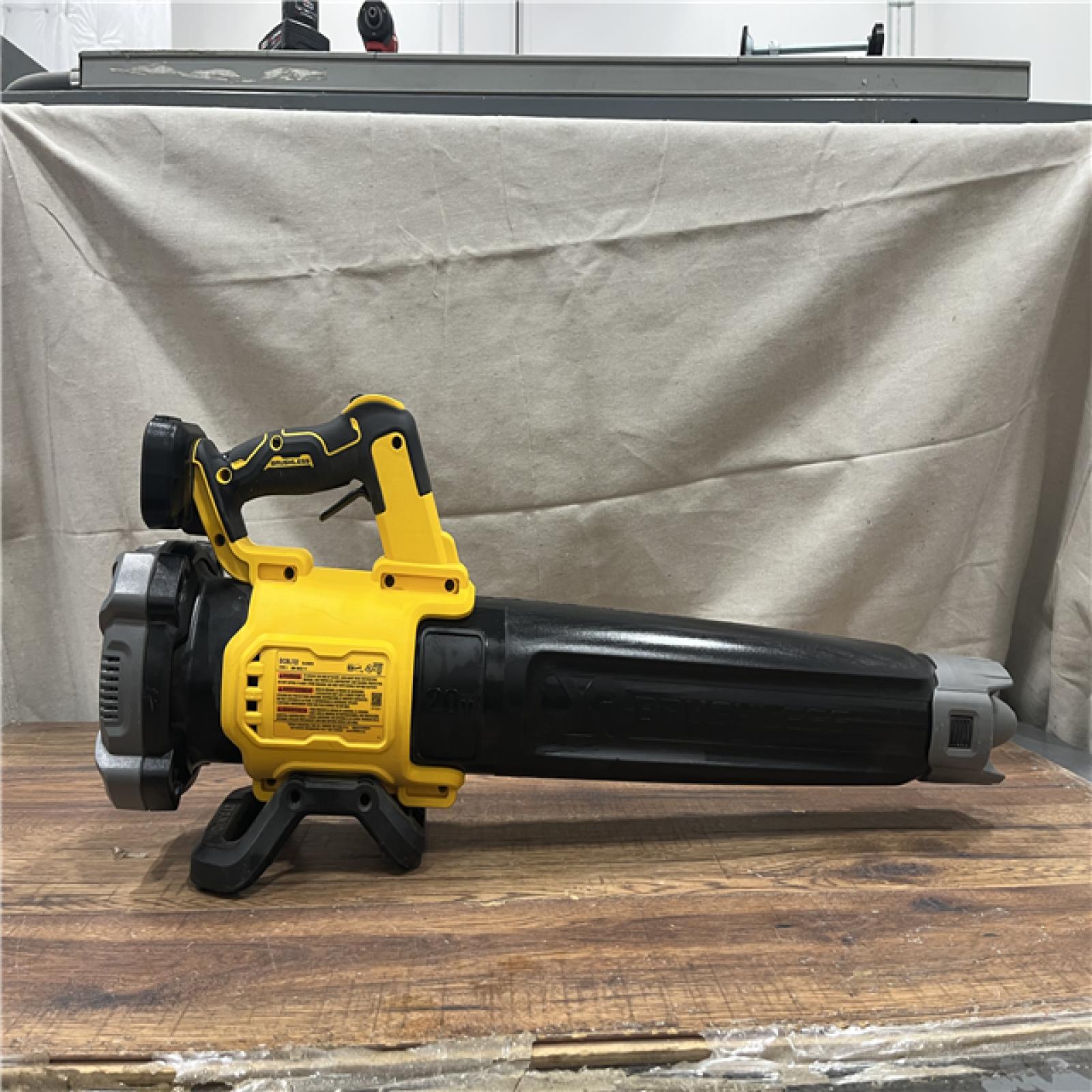AS-IS DEWALT 20V MAX* XR Brushless Cordless Handheld Blower Kit