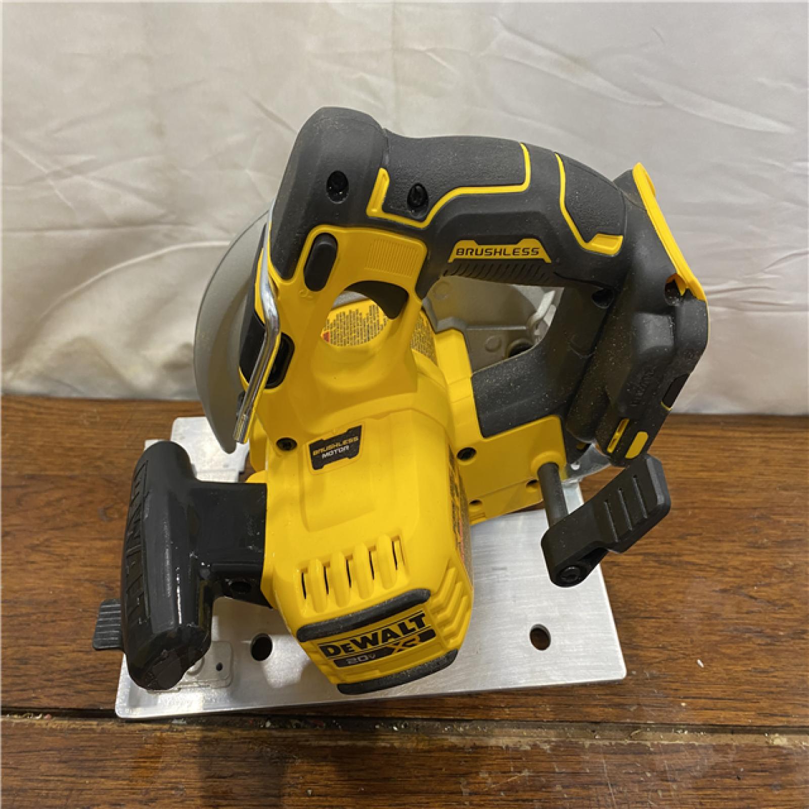 AS-IS DEWALT 20-Volt MAX 7-1/4 in. Cordless Circular Saw (Tool Only)