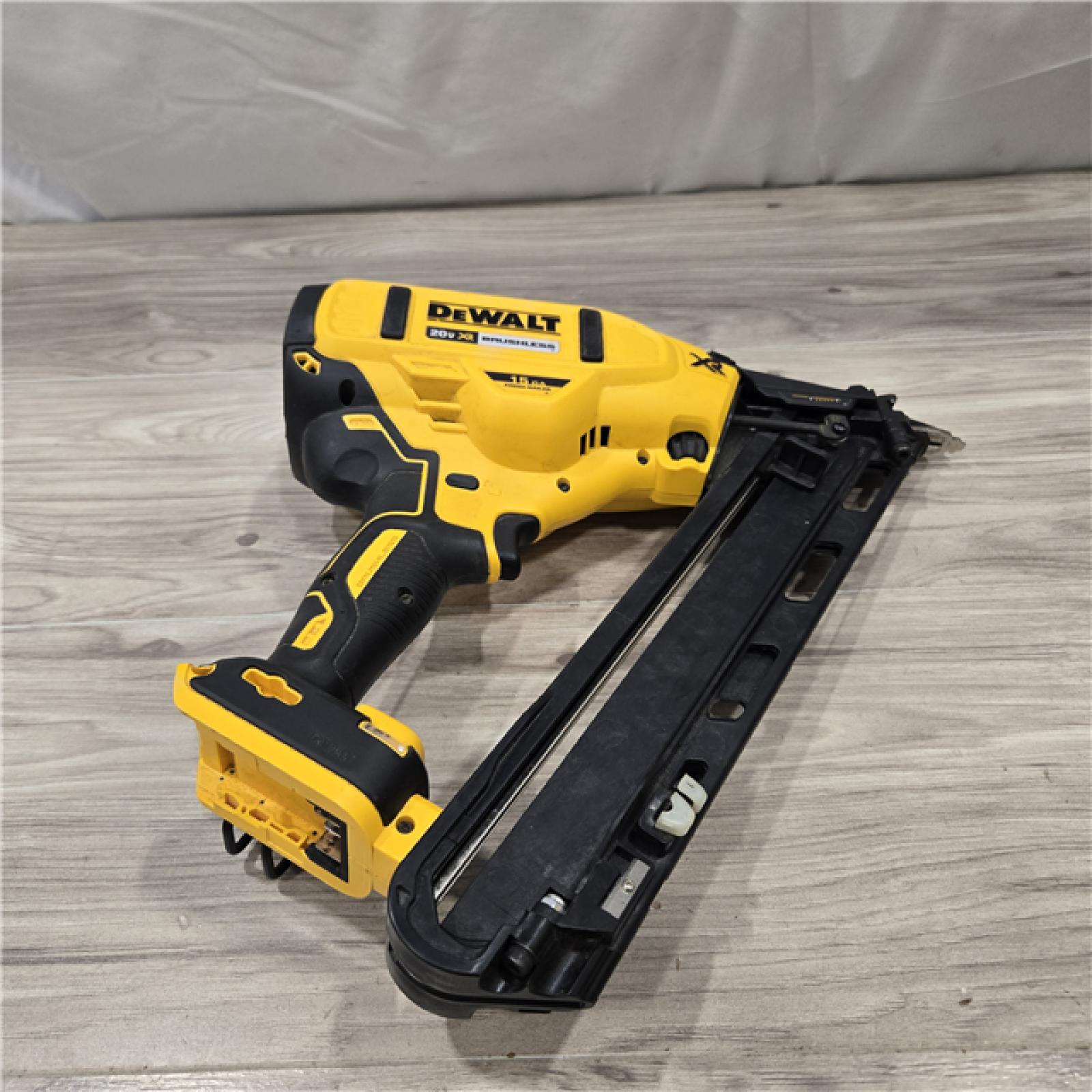 AS-IS DeWalt 15 GA ANGLED FINISH NAILER KIT