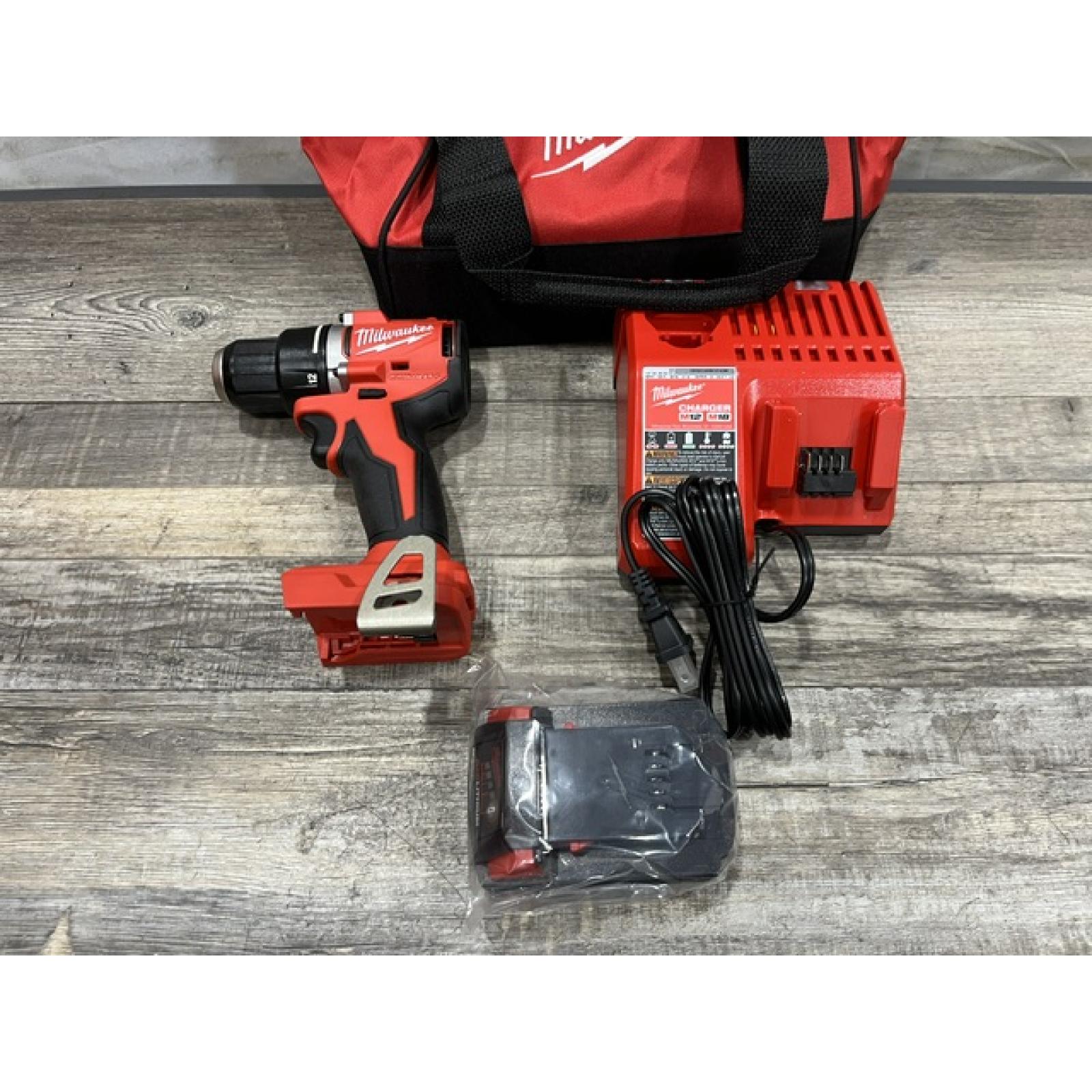 NEW - Milwaukee 18V Lithium-Ion Brushless Cordless 1/2 in. Compact Drill/Driver Kit