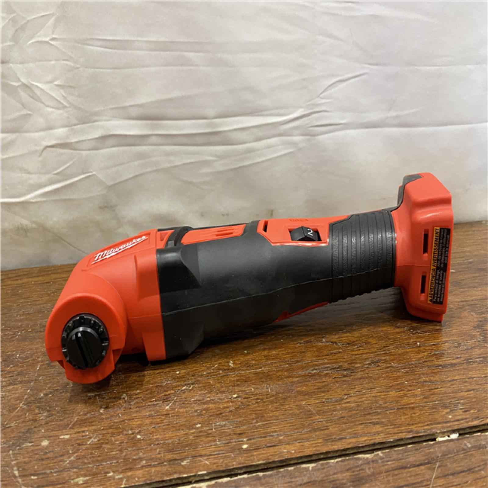 AS-IS Milwaukee 2626-21 M18 18-Volt Lithium-Ion Cordless Oscillating Multi-Tool Kit