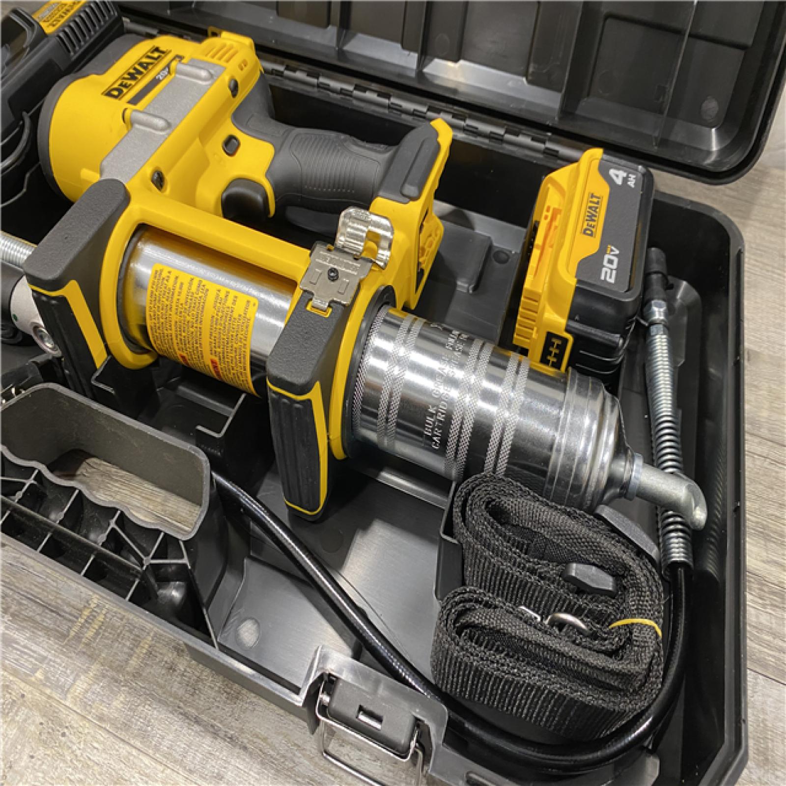 AS-IS DEWALT 20V MAX Cordless 10,000 PSI Variable Speed Grease Gun Kit