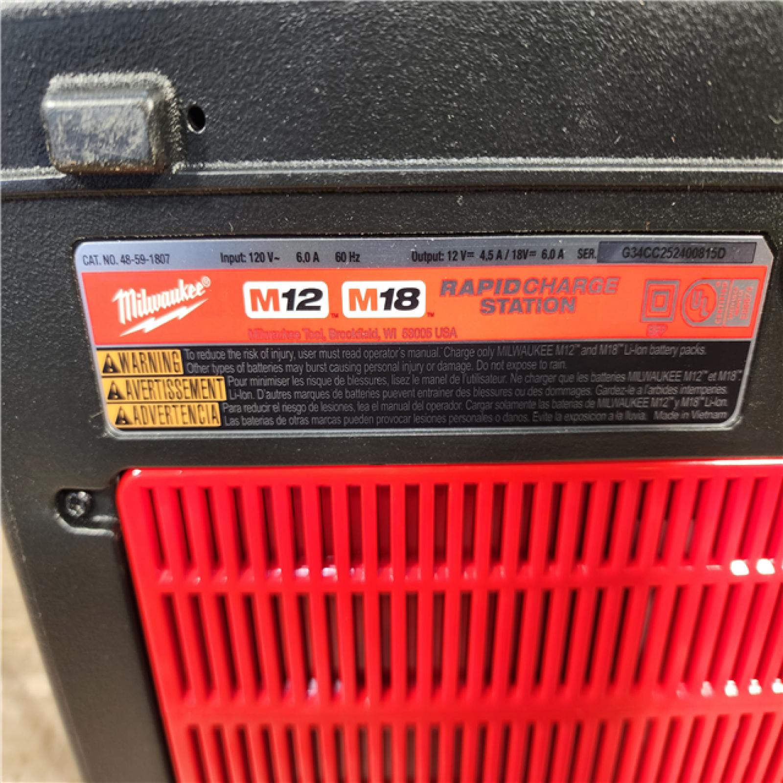 HOUSTON LOCATION - AS-IS Milwaukee 12-Volt/18-Volt Lithium-Ion Multi-Voltage 6-Port Sequential Rapid Battery Charger