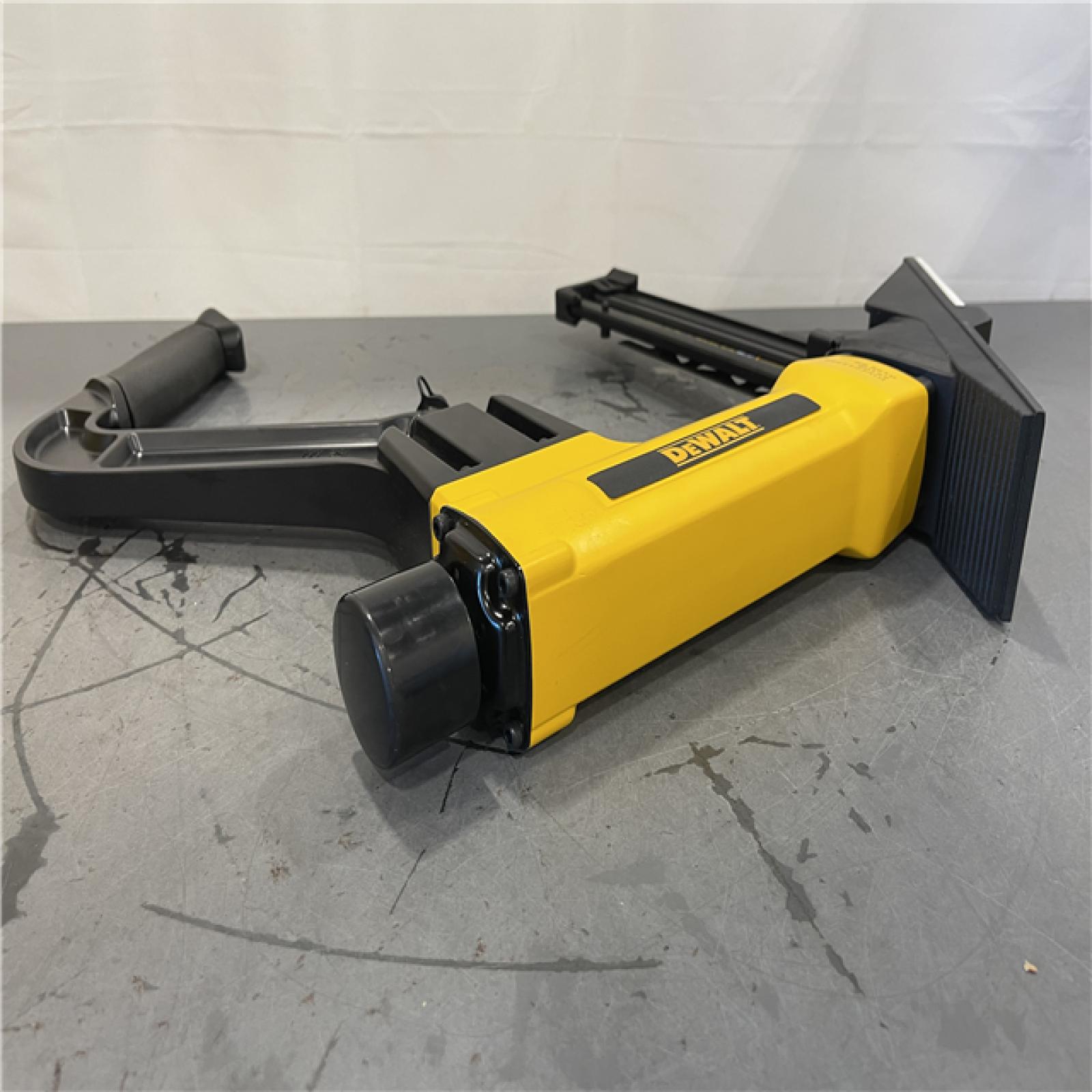 AS-IS - DeWalt 2-in-1 Pneumatic 15.5-Gauge and 16-Gauge Flooring Tool