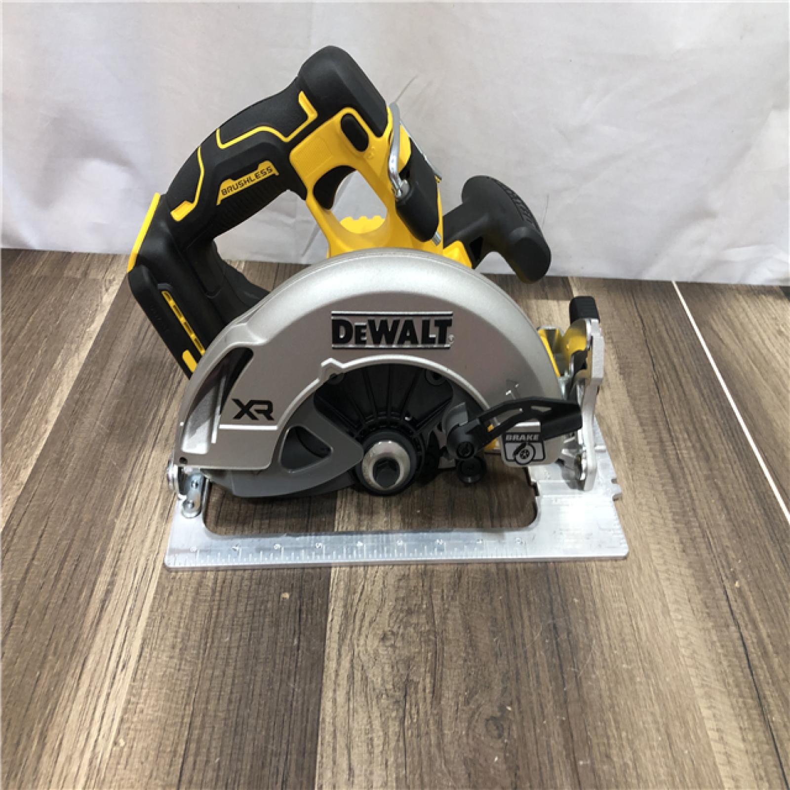 AS-IS DEWALT 20-Volt MAX 7-1/4 in. Cordless Circular Saw (Tool Only)
