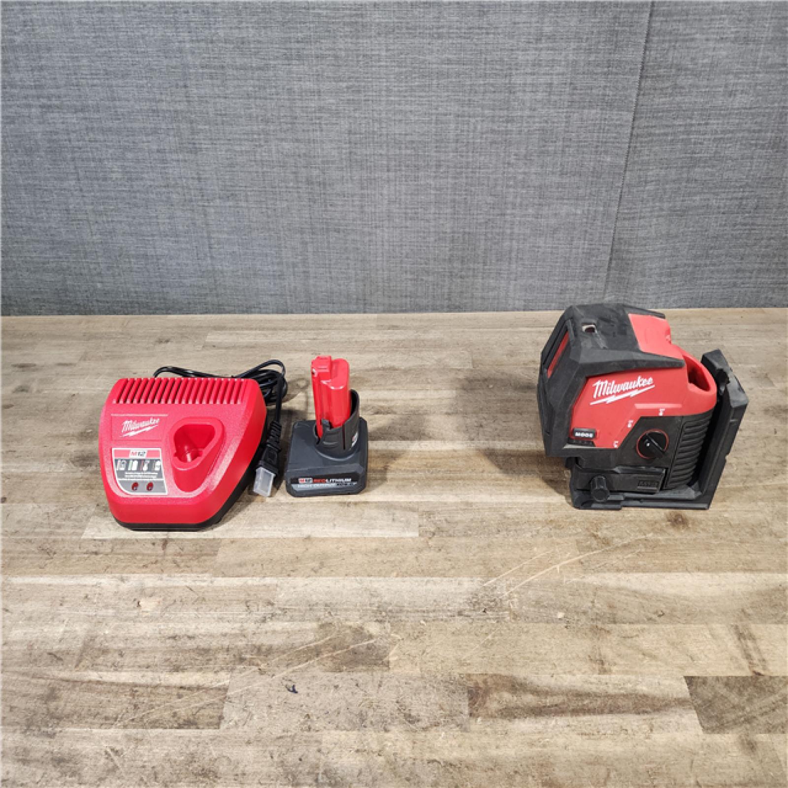 HOUSTON LOCATION - AS-IS Milwaukee Green 125 Ft. Cross Line and Plumb Points Laser Level Kit