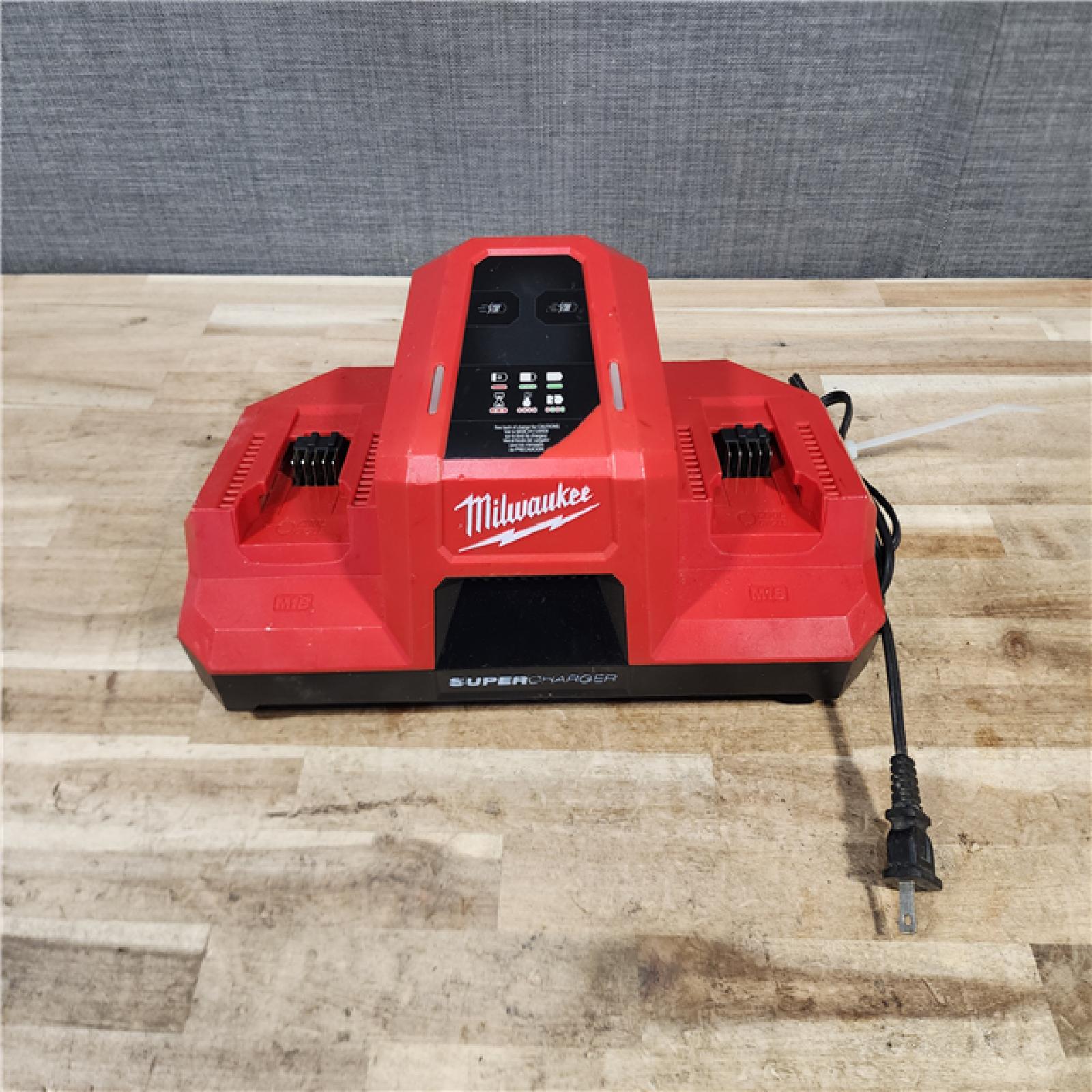 HOUSTON LOCATION - AS-IS Milwaukee M18 18V Dual Bay Simultaneous Super Charger Tool-Only
