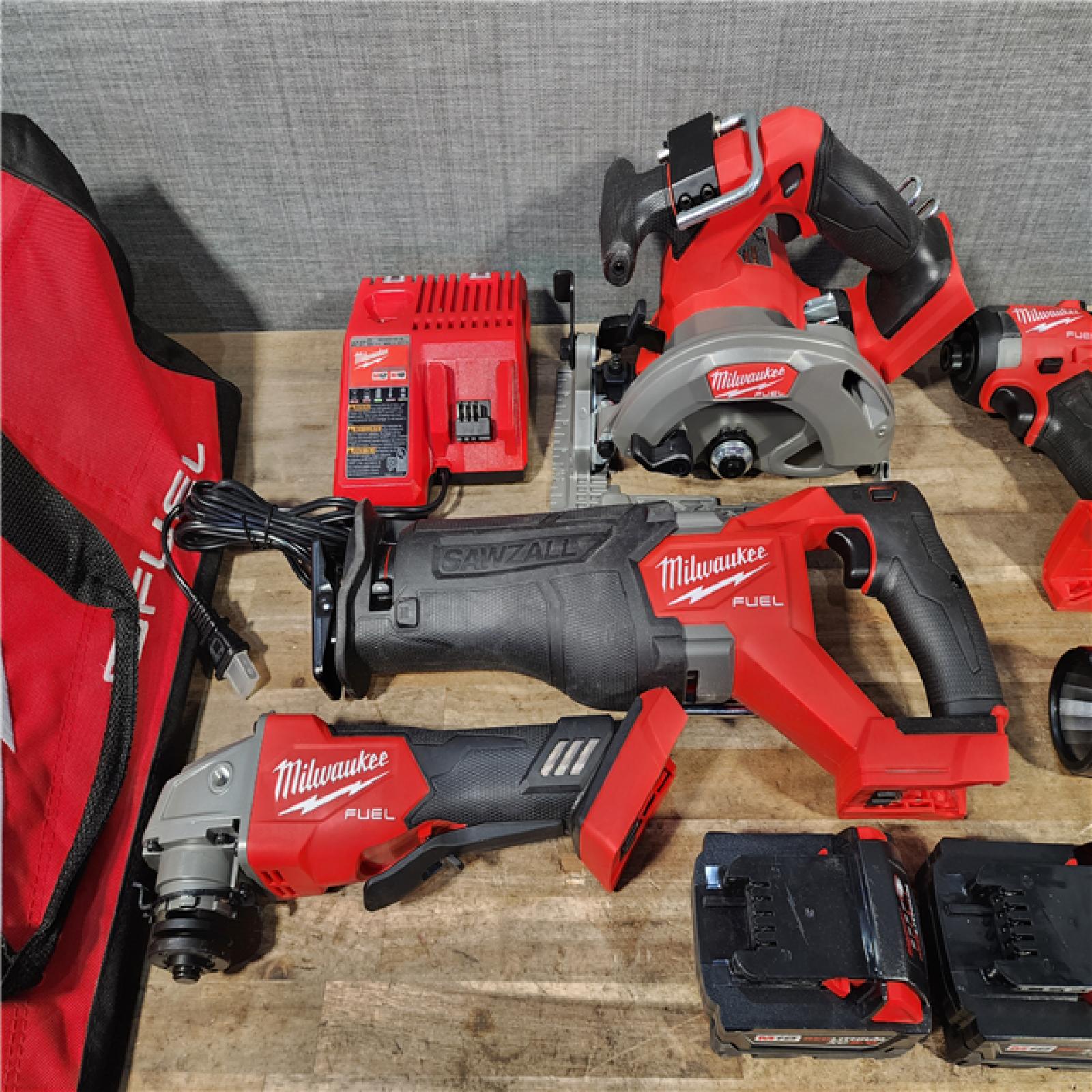 HOUSTON LOCATION - AS-IS MILWAUKEE FUEL 7 TOOL COMBO KIT W/ CHARGER & (2) BATTERY