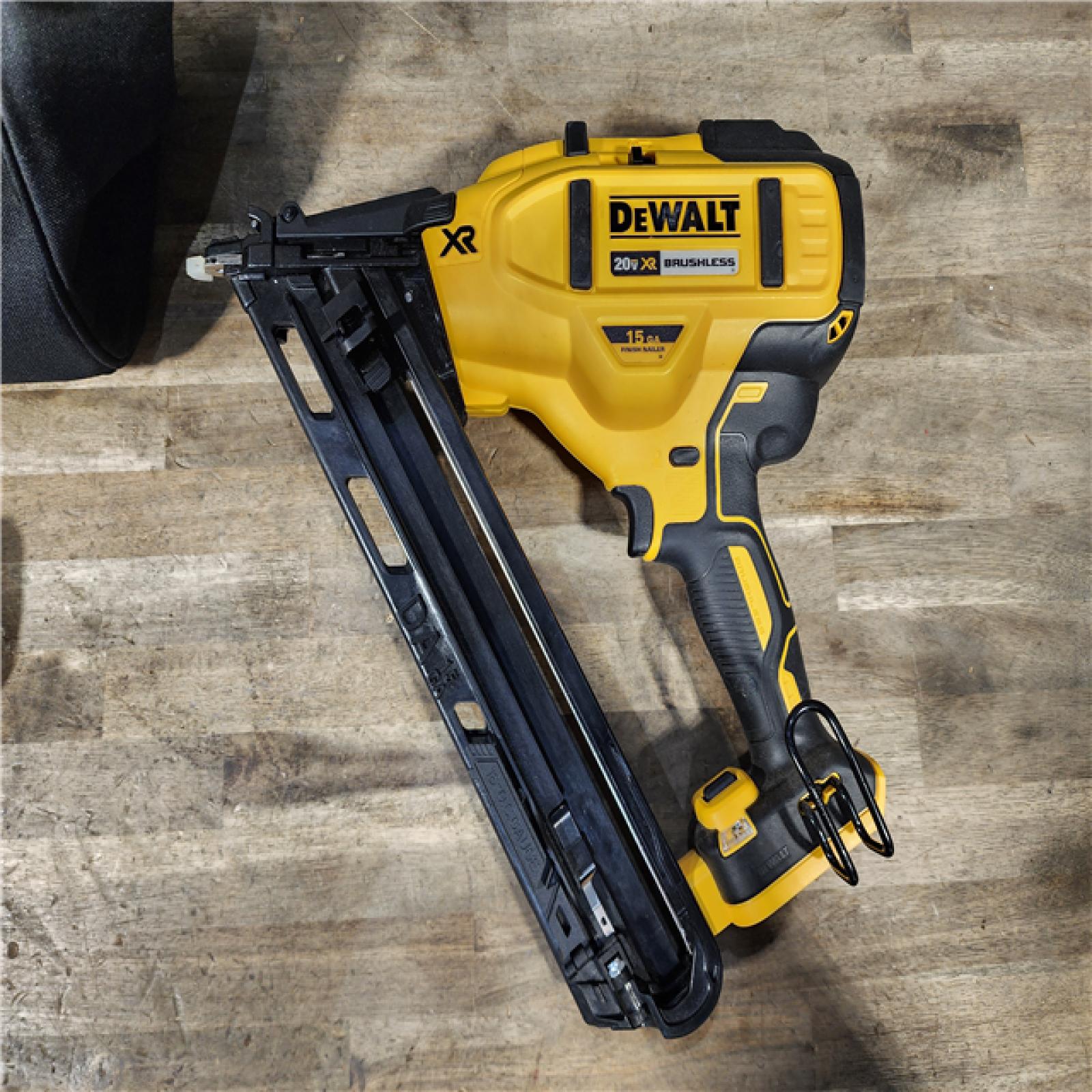 HOUSTON LOCATION - AS-IS DeWalt 15 GA ANGLED FINISH NAILER KIT W/ BATTERY & CHARGER