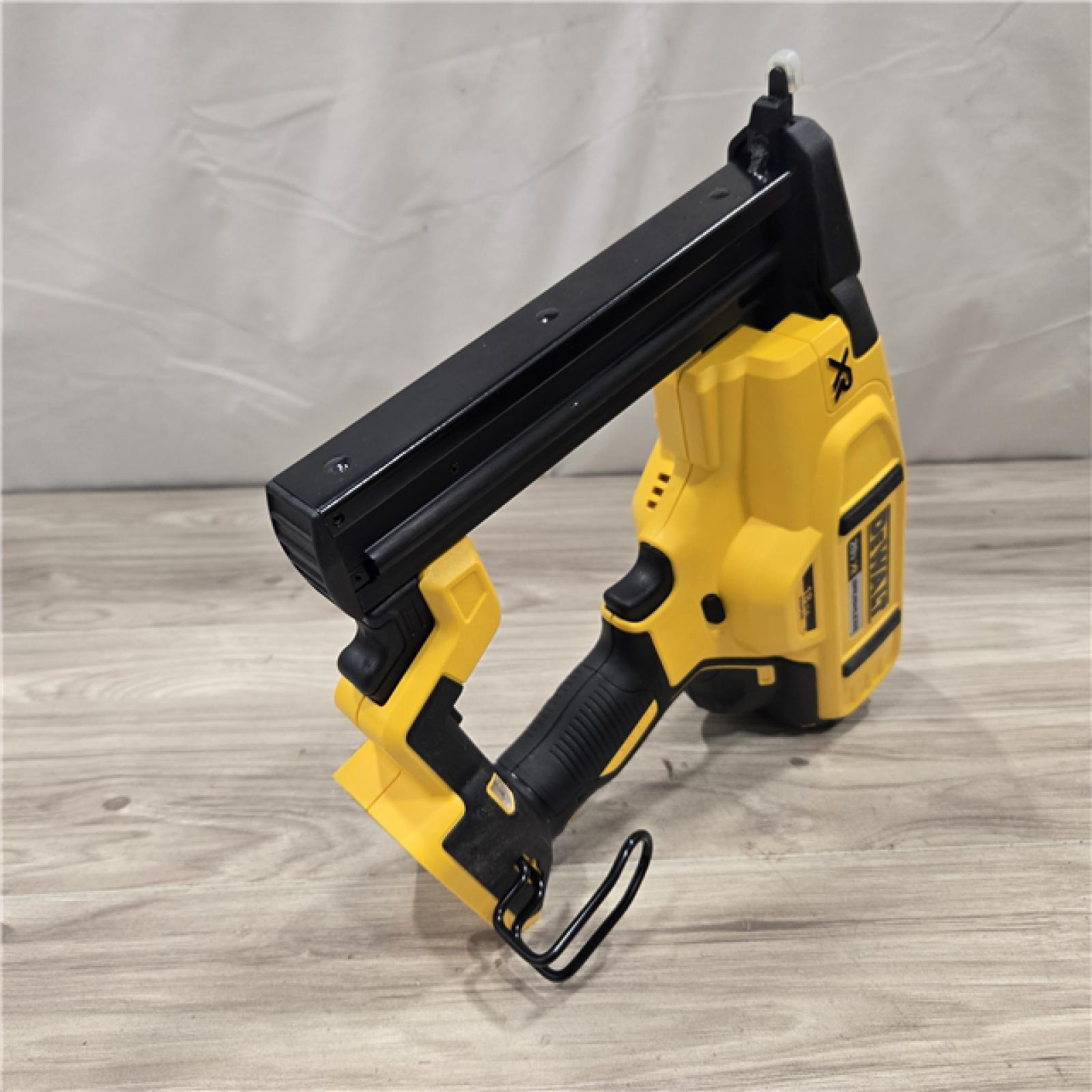 AS-IS DeWALT DCN681D1 20V MAX 18ga Cordless Narrow Crown Stapler Kit