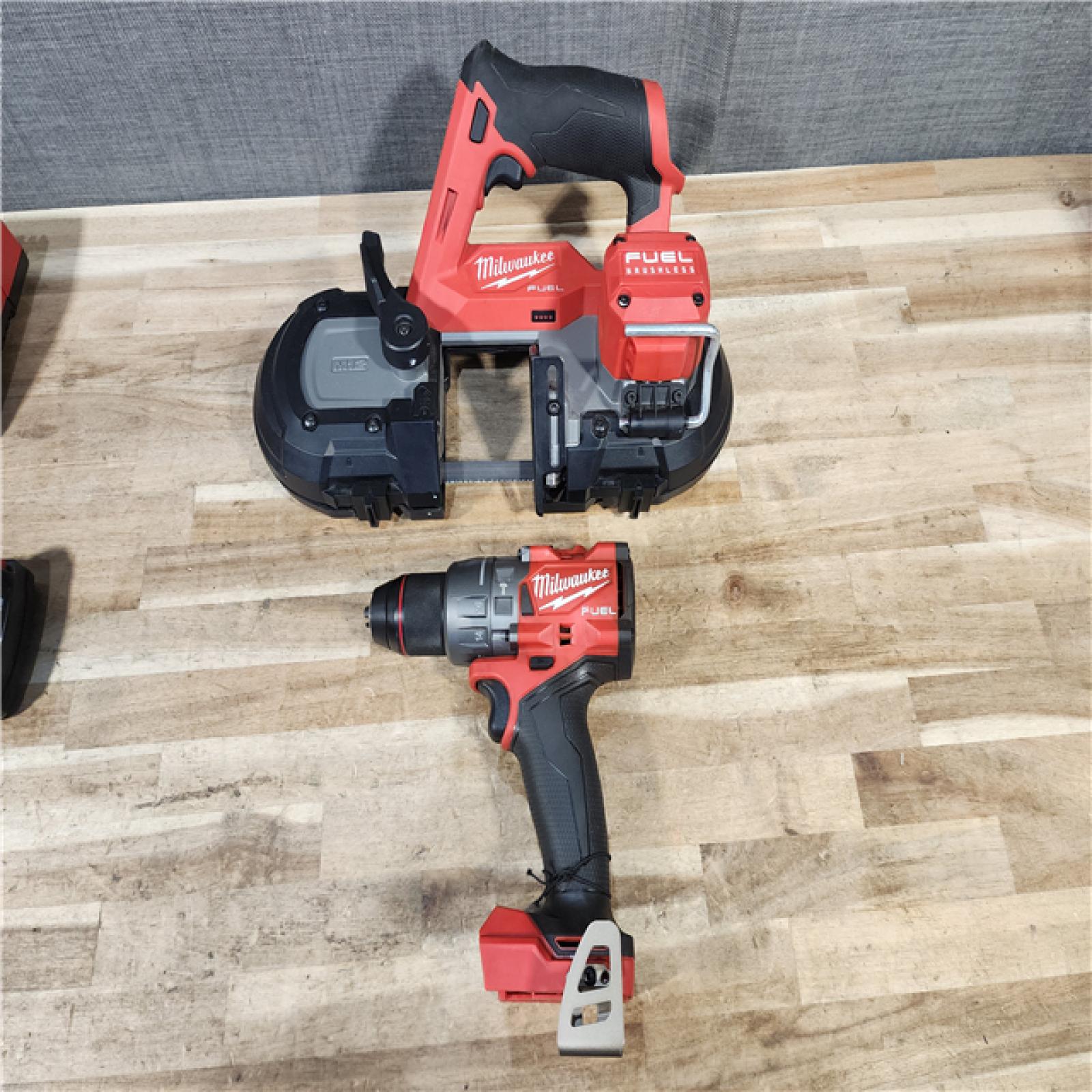 HOUSTON LOCATION - AS-IS MILWAUKEE 2 TOOL COMBO KIT W/ (2) BATTERY & CHARGER